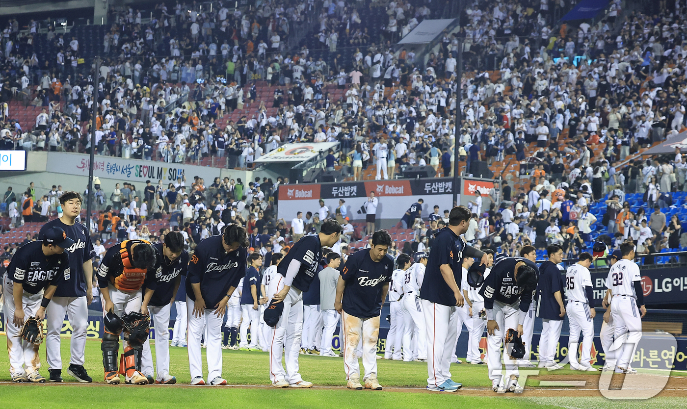 (서울=뉴스1) 박정호 기자 = 24일 오후 서울 송파구 잠실야구장에서 열린 프로야구 '2025 신한 SOL뱅크 KBO 리그' 한화 이글스와 두산 베어스의 경기에서 연장 혈투 끝 …