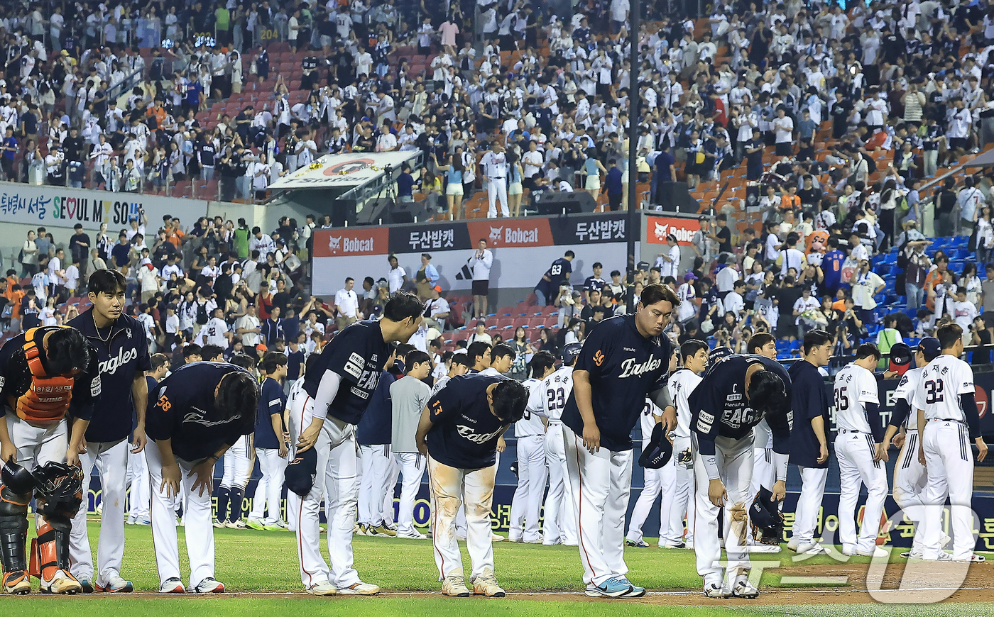 (서울=뉴스1) 박정호 기자 = 24일 오후 서울 송파구 잠실야구장에서 열린 프로야구 '2025 신한 SOL뱅크 KBO 리그' 한화 이글스와 두산 베어스의 경기에서 연장 혈투 끝 …