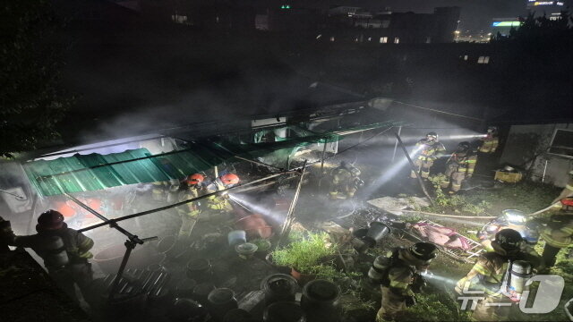 본문 이미지 - 아산 배방읍 단독주택 화재.(아산소방서 제공. 재판매 및 DB금지)