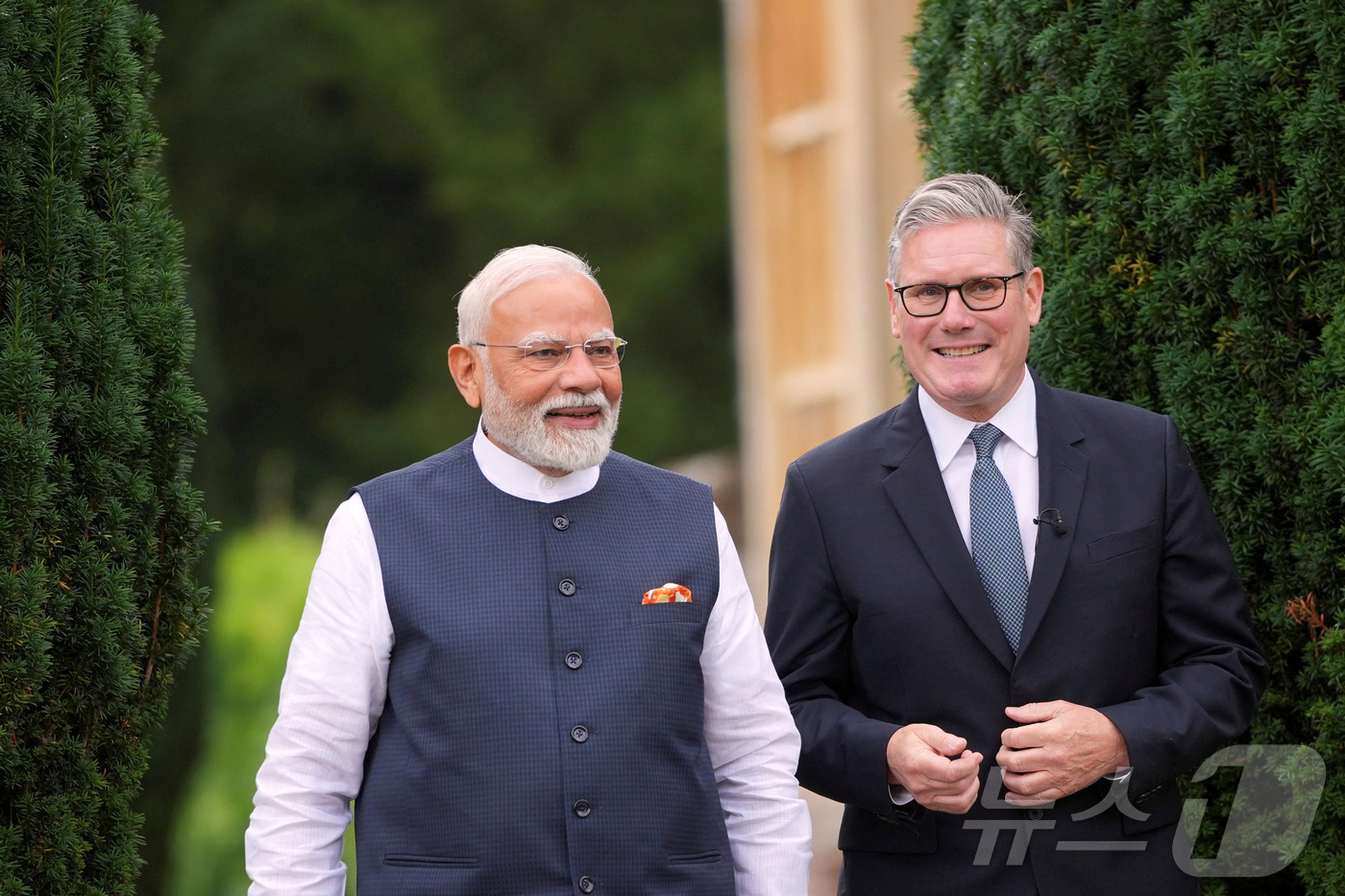 (에일즈버리 로이터=뉴스1) 양은하 기자 = 키어 스타머 영국 총리와 나렌드라 모디 인도 총리가 런던 체커스 관저 바깥 정원을 함께 걷고 있다. 2025. 07. 24.ⓒ 로이터= …