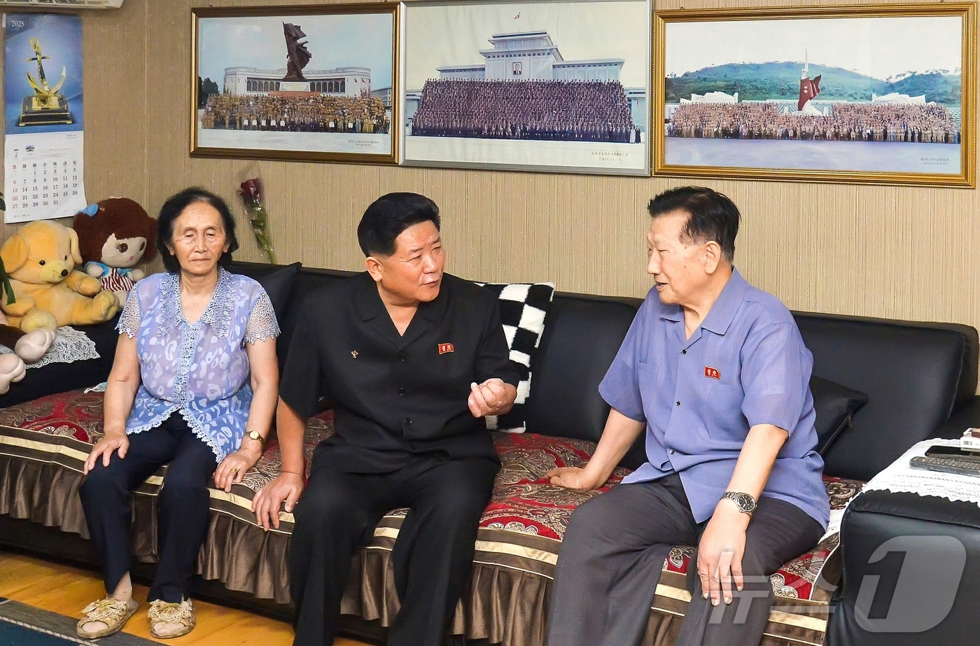 (평양 노동신문=뉴스1) = 북한 노동당 기관지 노동신문은 23일과 24일 '전승절(정전협정체결일·27일)을 맞아 당과 정부, 간부들과 무력기관 책임 일꾼(간부)들이 전쟁노병(참전 …