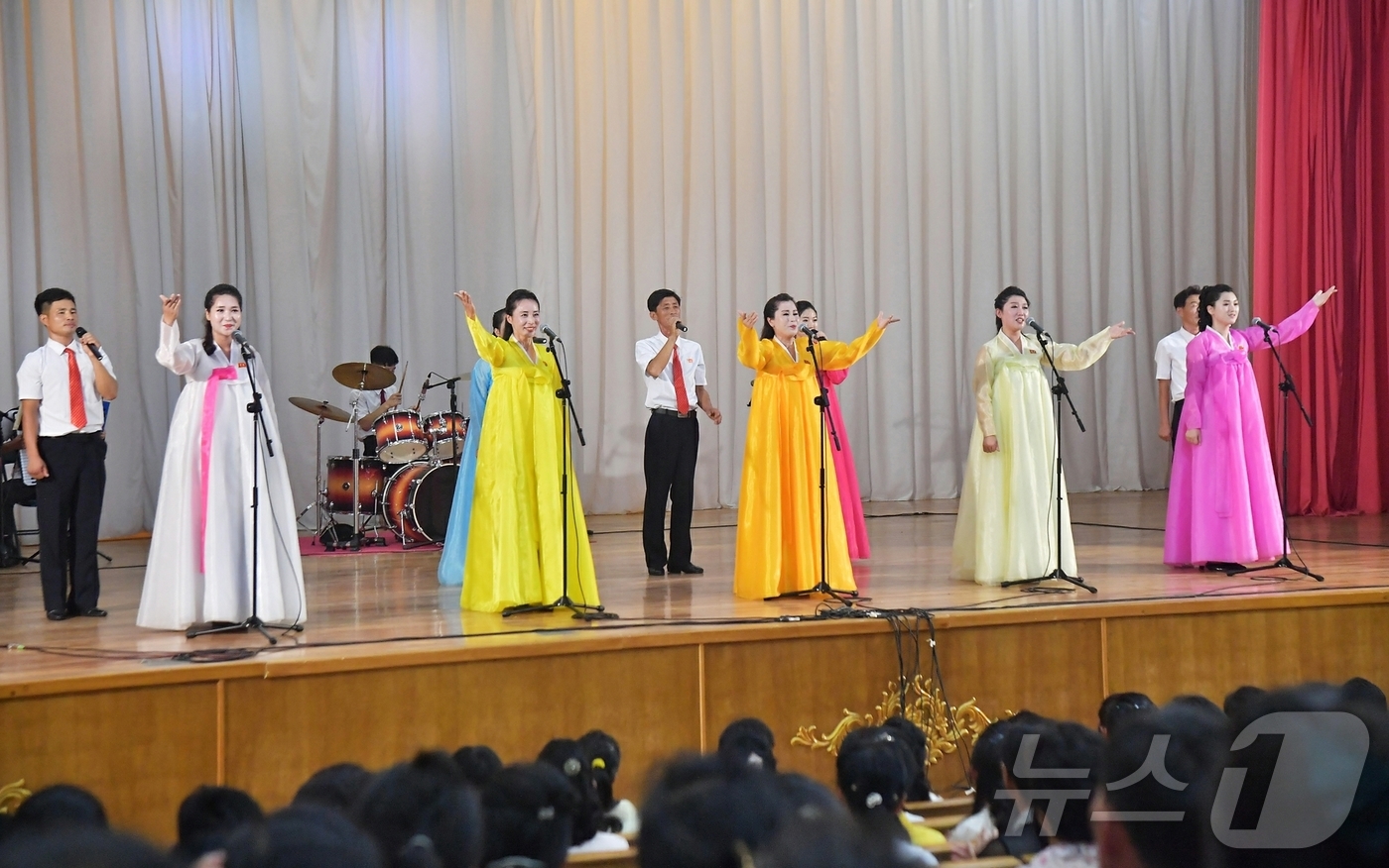 (평양 노동신문=뉴스1) = 북한 노동당 기관지 노동신문은 25일 조국해방전쟁승리(전승절·정전협정체결일) 72주년에 즈음하여 농업근로자들과 농근맹원들의 시와 노래모임이 진행됐다고 …