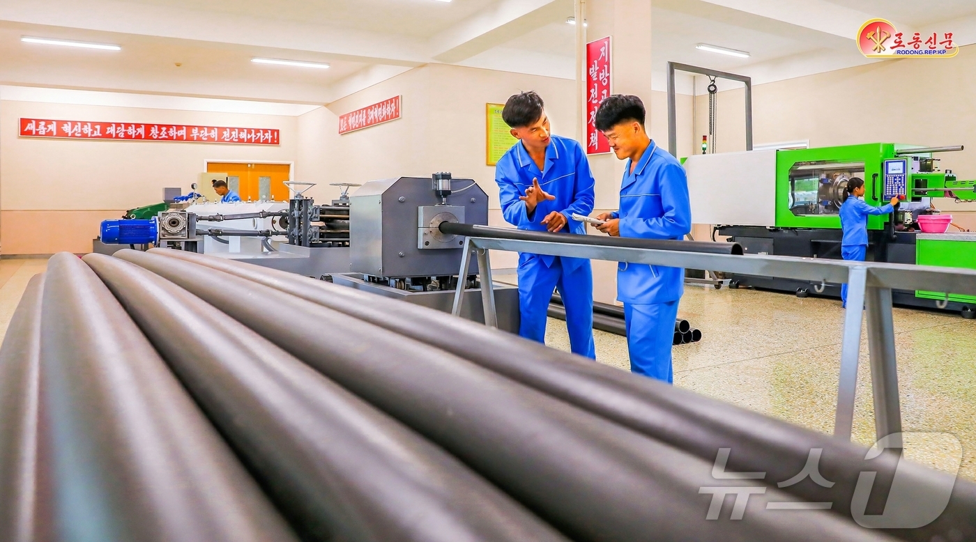 (평양 노동신문=뉴스1) = 북한 노동당 기관지 노동신문은 25일 제품 질을 높이기 위한 기술혁신을 활발히 벌리고 있다고 보도했다. [국내에서만 사용가능. 재배포 금지. DB 금지 …