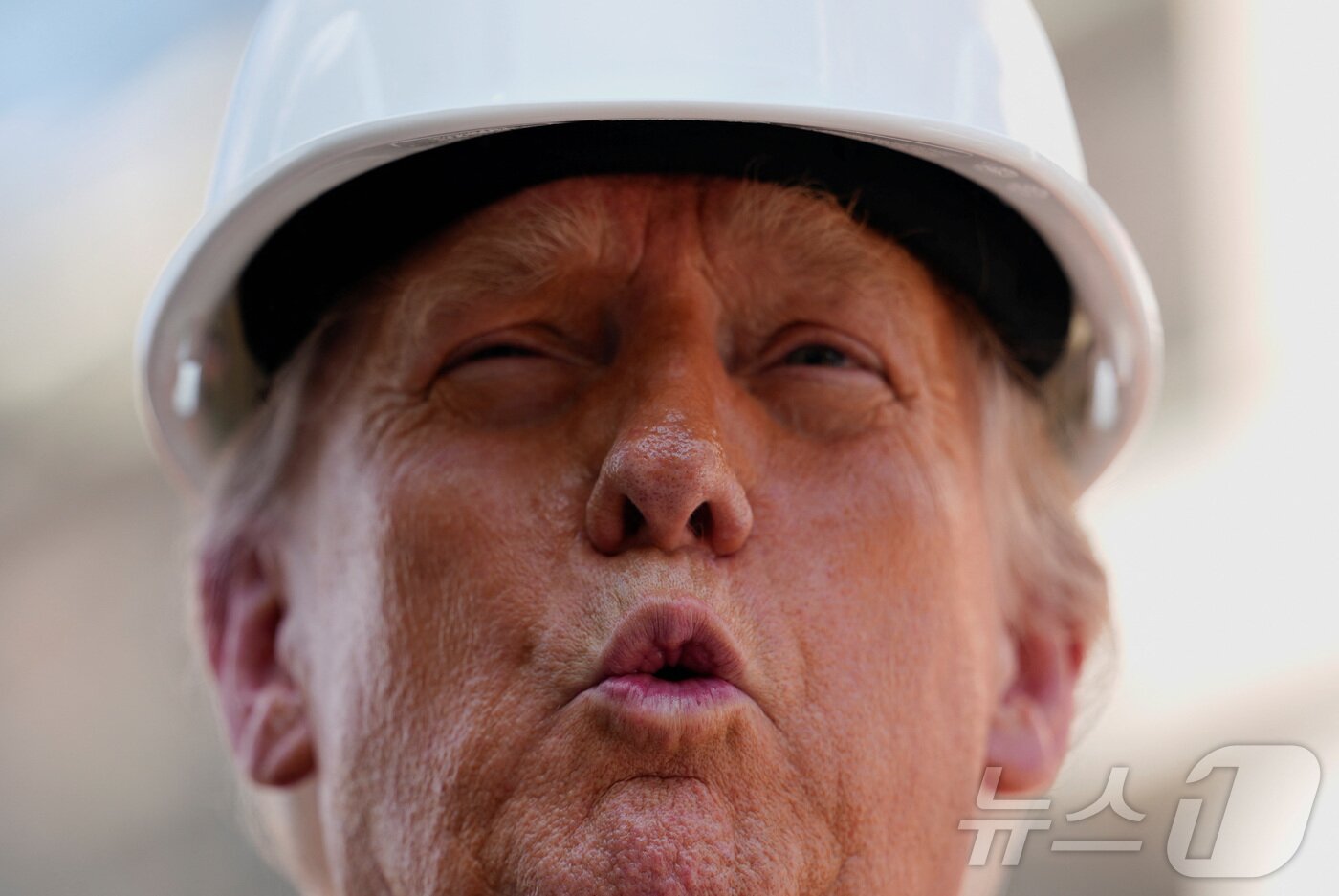 본문 이미지 - 도널드 트럼프 미국 대통령이 24일 워싱턴 연방준비제도(연준) 청사를 방문해 기자들의 질문에 답하고 있다. 2025.7.24 ⓒ 로이터=뉴스1 ⓒ News1 강민경 기자