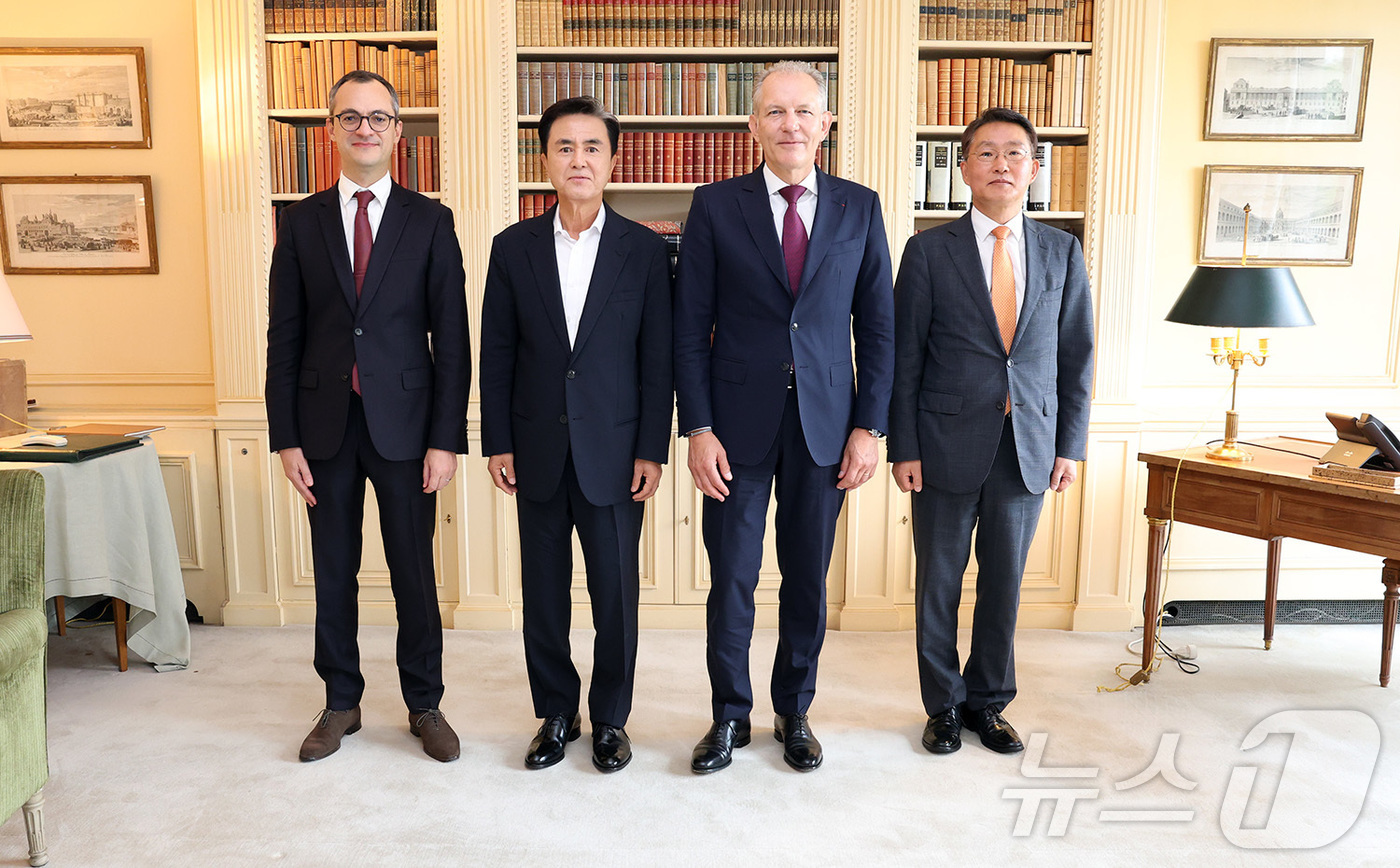 (내포=뉴스1) 이동원 기자 = 외자유치 등을 위해 유럽 출장에 나선 김태흠 충남도지사가  24일(현지시각) 프랑스 파리 에어리퀴드 본사에서 프랑수아 자코 에어리퀴드 CEO를 만나 …