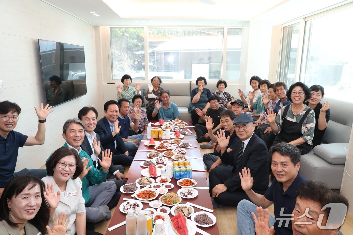 본문 이미지 - 안동시 남후면 광음2리에서 산불 피해 주택 복구가 완료되자 이재민의 집들이 잔치를 열었다.(안동시 제공.재판매 및 DB 금지)2025.7.25/뉴스1