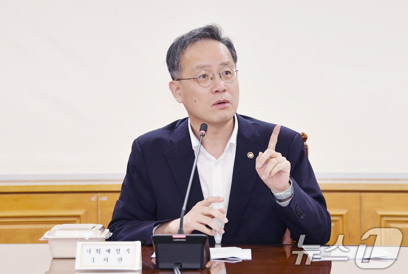 (서울=뉴스1) = 이형일 기획재정부 차관이 25일 서울 중구 은행회관에서 열린 '시장상황점검회의'를 주재하고 있다. (기획재정부 제공. 재판매 및 DB 금지) 2025.7.25/ …