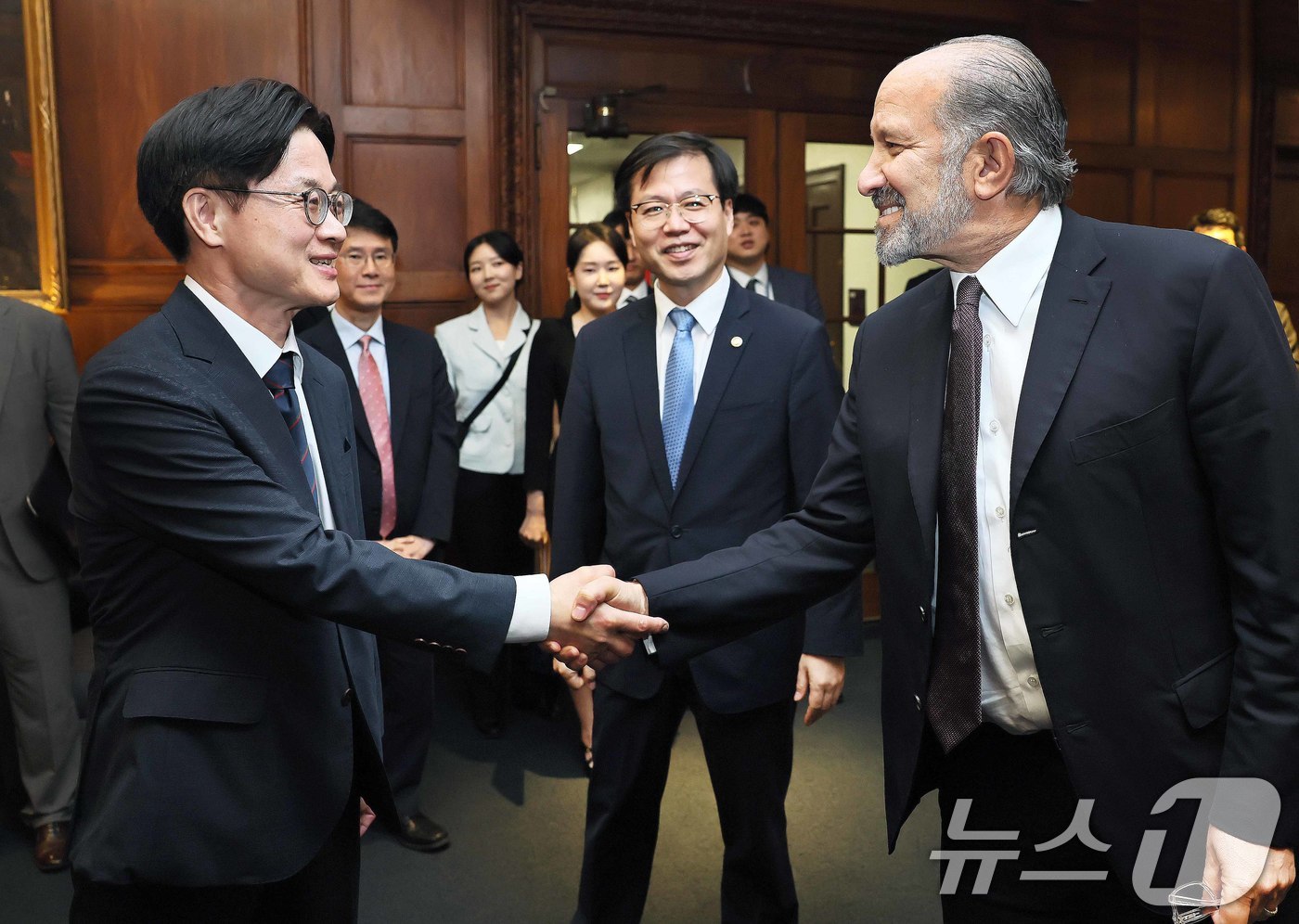 (서울=뉴스1) = 김정관 산업통상자원부 장관이 24일(현지시간) 미국 워싱턴 D.C. 상무부 회의실에서 하워드 러트닉 상무부 장관과 악수를 나누고 있다. (산업통상자원부 제공. …