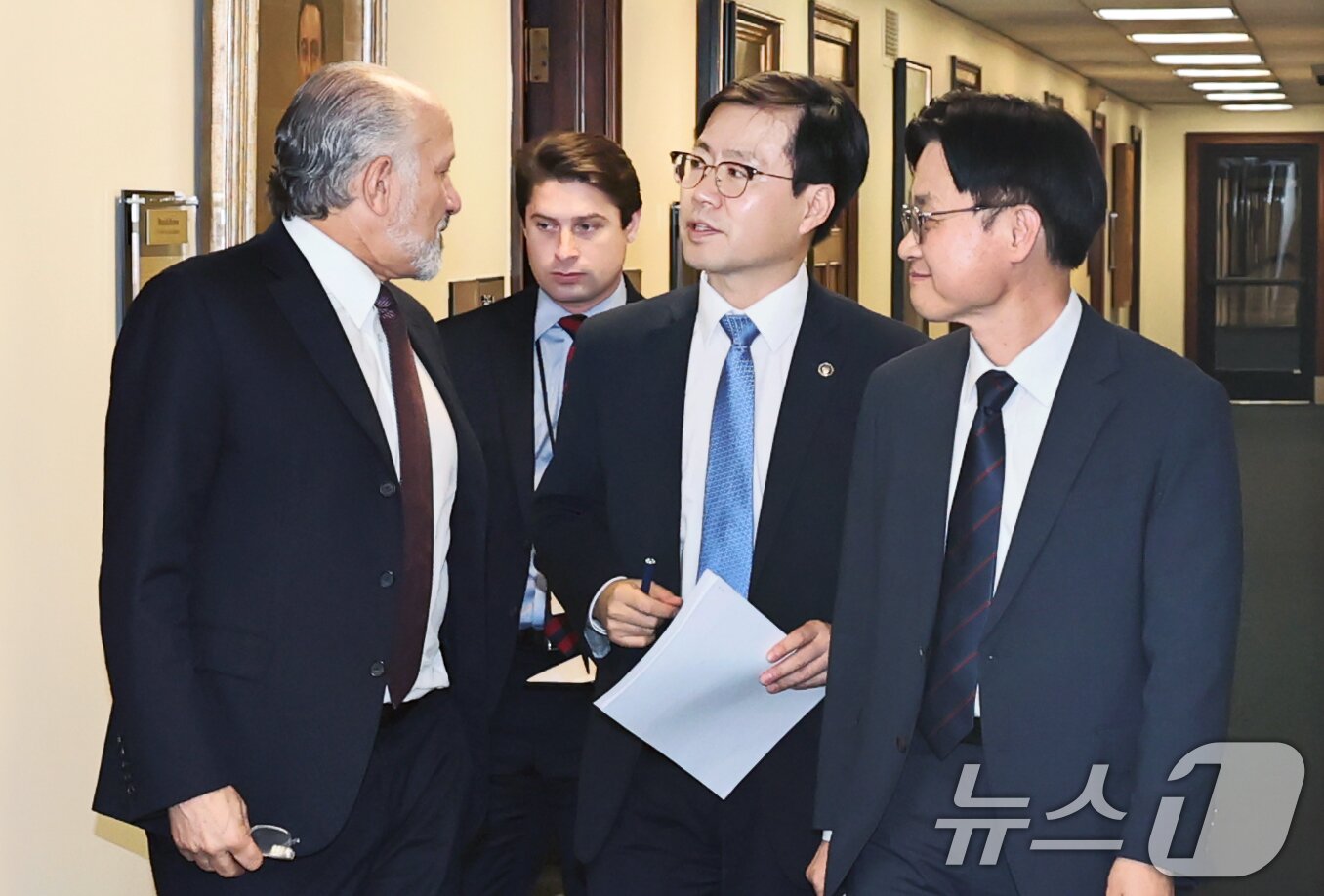 본문 이미지 - 김정관 산업통상자원부 장관&#40;사진 우측&#41;과 여한구 통상교섭본부장&#40;가운데&#41;이 지난 24일&#40;현지시간&#41; 미국 워싱턴 D.C. 상무부 회의실에서 하워드 러트닉 상무부 장관&#40;좌측&#41;과 대화하고 있다. &#40;산업통상자원부 제공. 재판매 및 DB 금지&#41; 2025.7.25/뉴스1