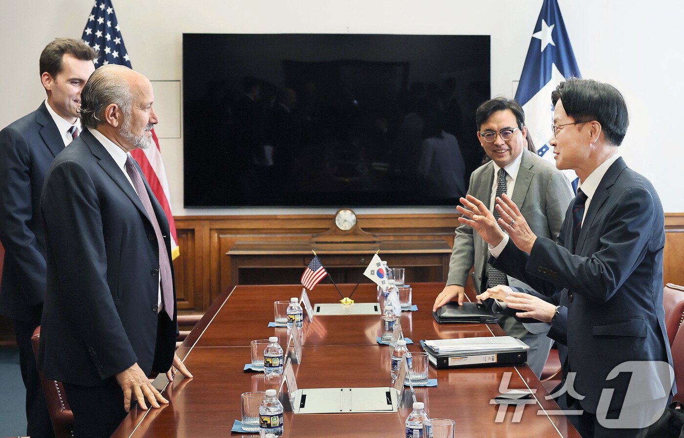 본문 이미지 - 김정관 산업통상자원부 장관이 24일(현지시간) 미국 워싱턴 D.C. 상무부 회의실에서 하워드 러트닉 상무부 장관과 면담을 나누고 있다. (산업통상자원부 제공. 재판매 및 DB 금지) 2025.7.25/뉴스1