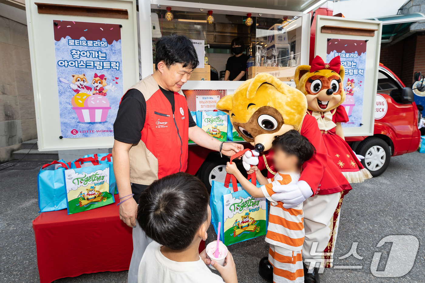 (서울=뉴스1) = 롯데월드 임직원으로 구성된 샤롯데 봉사단이 지난 24일 여름방학을 맞이해 아동 청소년 보육시설 '강동꿈마을'에서 더위를 날려줄 사회공헌 활동 '아이스크림 트럭' …