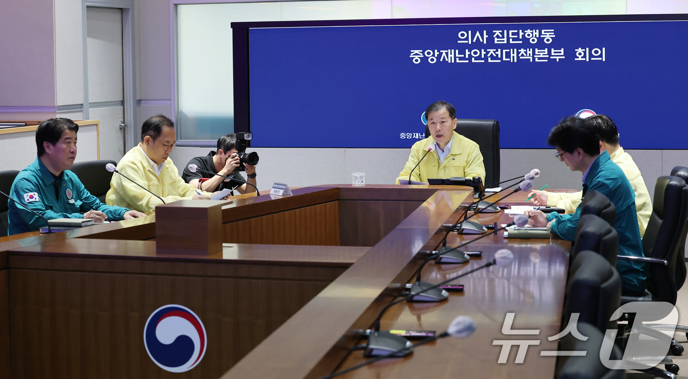 (서울=뉴스1) 임세영 기자 = 이형훈 중앙재난안전대책본부 제1총괄조정관(보건복지부 제2차관)이 25일 오전 서울 종로구 정부서울청사 중앙재난안전상황실 서울상황센터에서 열린 의사 …