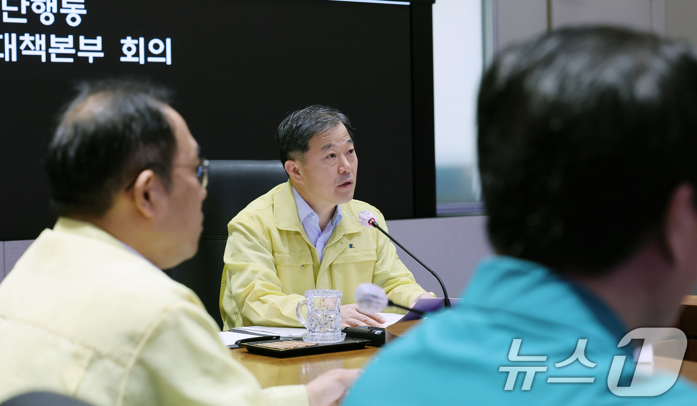 (서울=뉴스1) 임세영 기자 = 이형훈 중앙재난안전대책본부 제1총괄조정관(보건복지부 제2차관)이 25일 오전 서울 종로구 정부서울청사 중앙재난안전상황실 서울상황센터에서 열린 의사 …