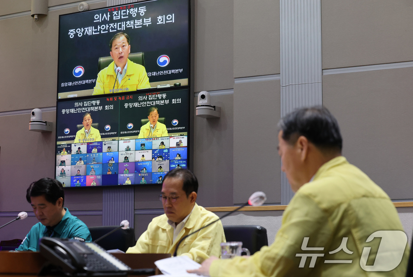 (서울=뉴스1) 임세영 기자 = 이형훈 중앙재난안전대책본부 제1총괄조정관(보건복지부 제2차관)이 25일 오전 서울 종로구 정부서울청사 중앙재난안전상황실 서울상황센터에서 열린 의사 …