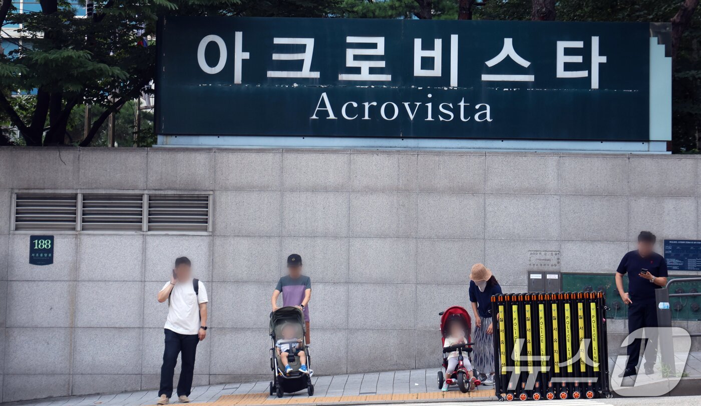 본문 이미지 - 김건희 여사의 각종 의혹을 수사하는 민중기 특별검사팀이 25일 오전 윤석열 전 대통령 사저인 아크로비스타와 김 여사가 운영했던 코바나컨텐츠, 김 여사 모친 최은순 씨 주거지와 김선교 국민의힘 의원실 등에 대한 전방위 강제수사에 나섰다. 사진은 이날 서울 서초구 아크로비스타 단지 모습. 2025.7.25/뉴스1 ⓒ News1 김명섭 기자