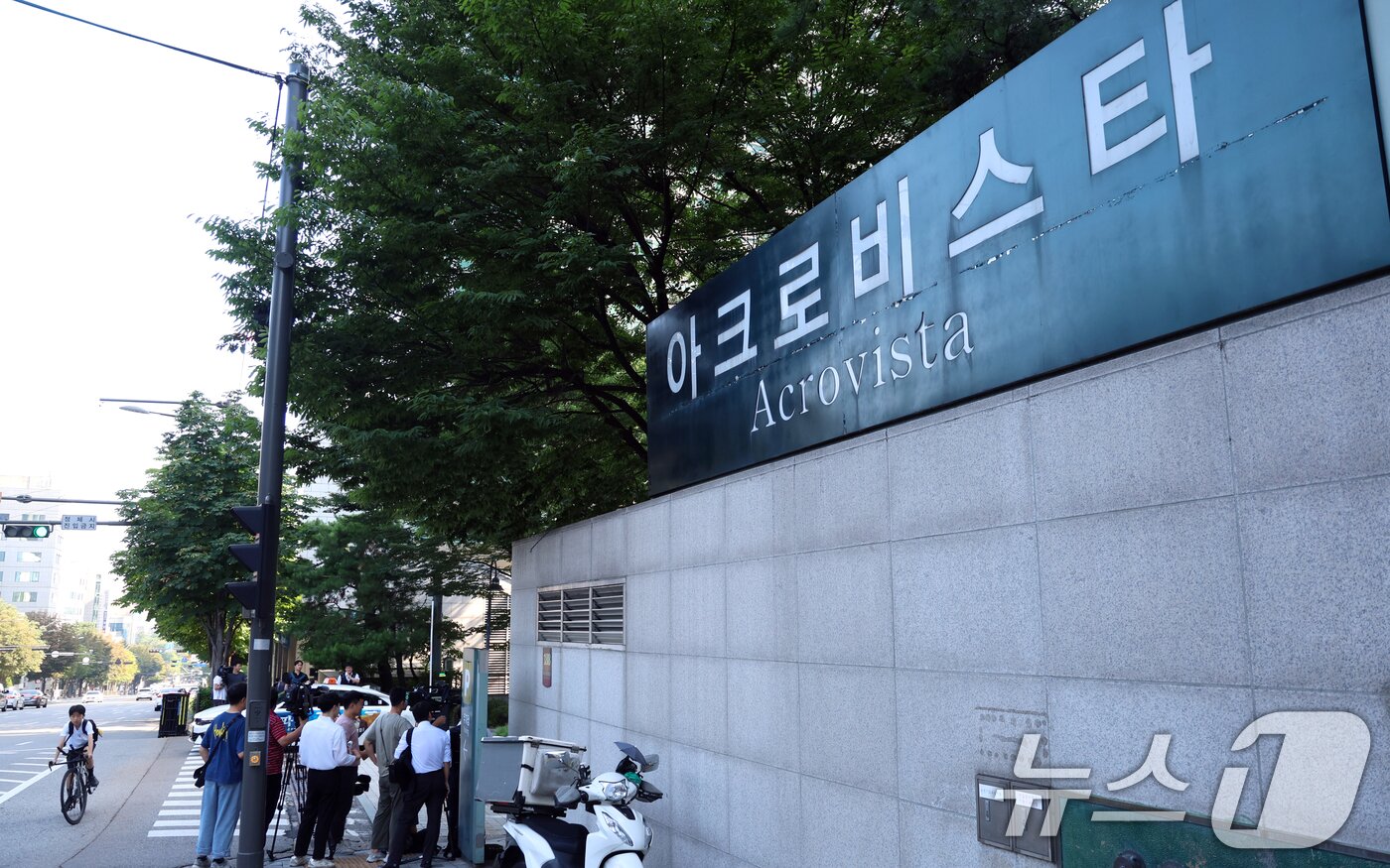 본문 이미지 - 김건희 여사의 각종 의혹을 수사하는 민중기 특별검사팀이 25일 오전 윤석열 전 대통령 사저인 아크로비스타와 김 여사가 운영했던 코바나컨텐츠, 김 여사 모친 최은순 씨 주거지와 김선교 국민의힘 의원실 등에 대한 전방위 강제수사에 나섰다. 사진은 이날 서울 서초구 아크로비스타 단지 모습. 2025.7.25/뉴스1 ⓒ News1 김명섭 기자