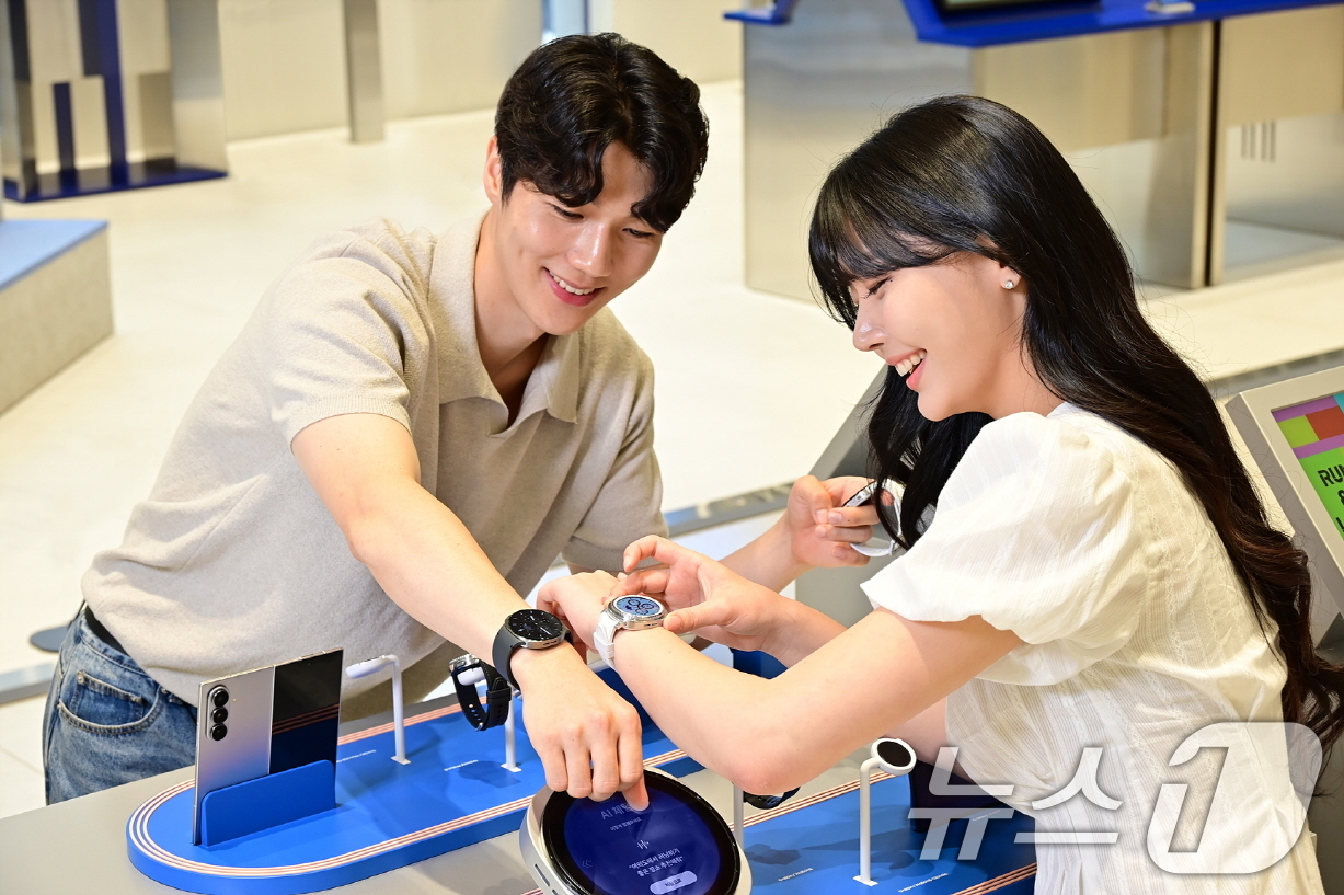 (서울=뉴스1) = 삼성전자가 25일부터 슬림 하드웨어 혁신을 적용한 폴더블 스마트폰 '갤럭시 Z 폴드 7 · Z 플립 7'과 슬림 디자인으로 착용감을 개선한 '갤럭시 워치8 시리 …