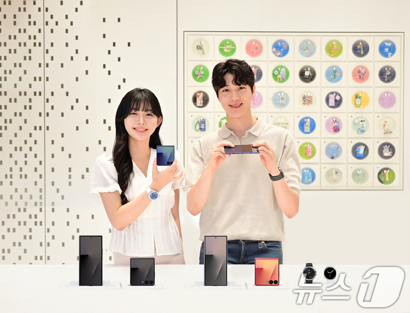 (서울=뉴스1) = 삼성전자가 25일부터 슬림 하드웨어 혁신을 적용한 폴더블 스마트폰 '갤럭시 Z 폴드 7 · Z 플립 7'과 슬림 디자인으로 착용감을 개선한 '갤럭시 워치8 시리 …