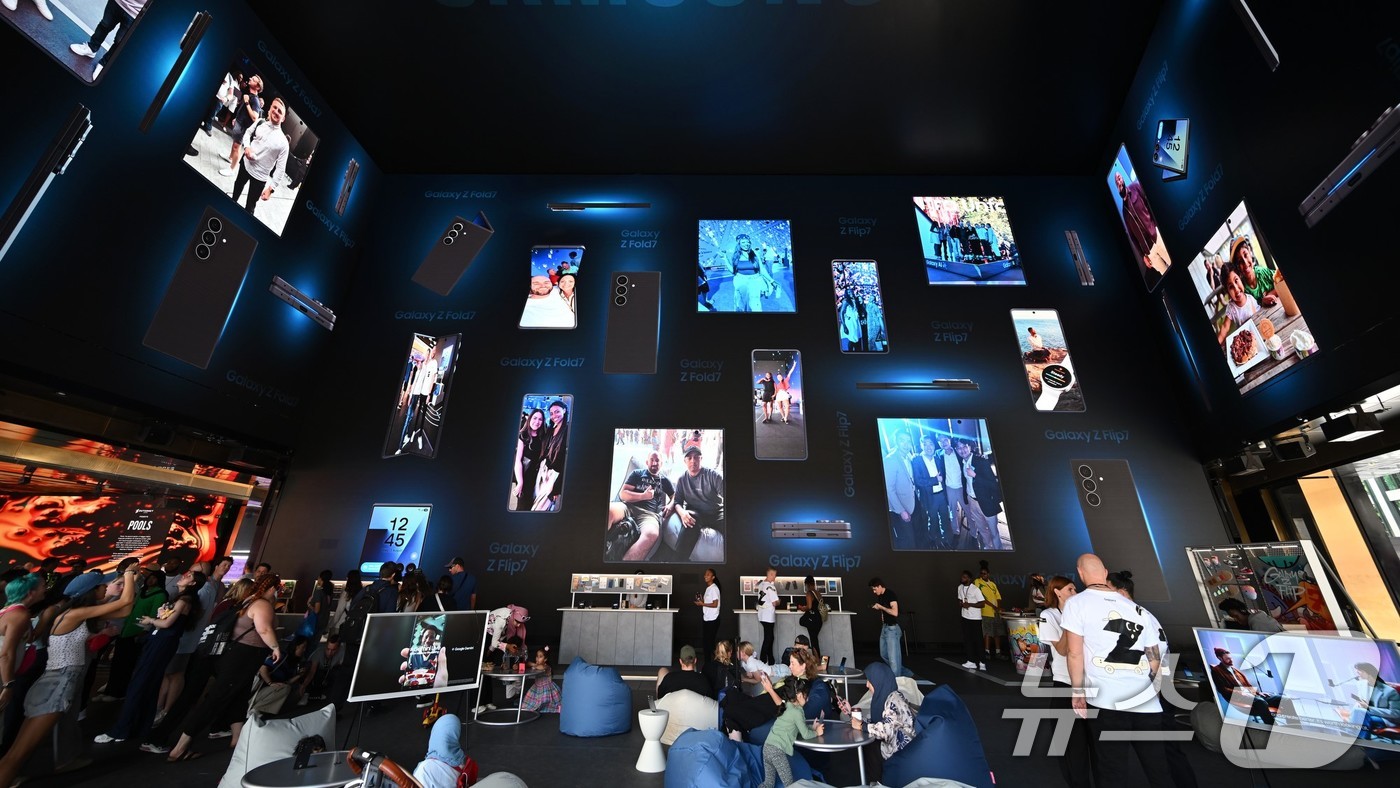 (서울=뉴스1) = 삼성전자가 25일부터 슬림 하드웨어 혁신을 적용한 폴더블 스마트폰 '갤럭시 Z 폴드 7 · Z 플립 7'과 슬림 디자인으로 착용감을 개선한 '갤럭시 워치8 시리 …