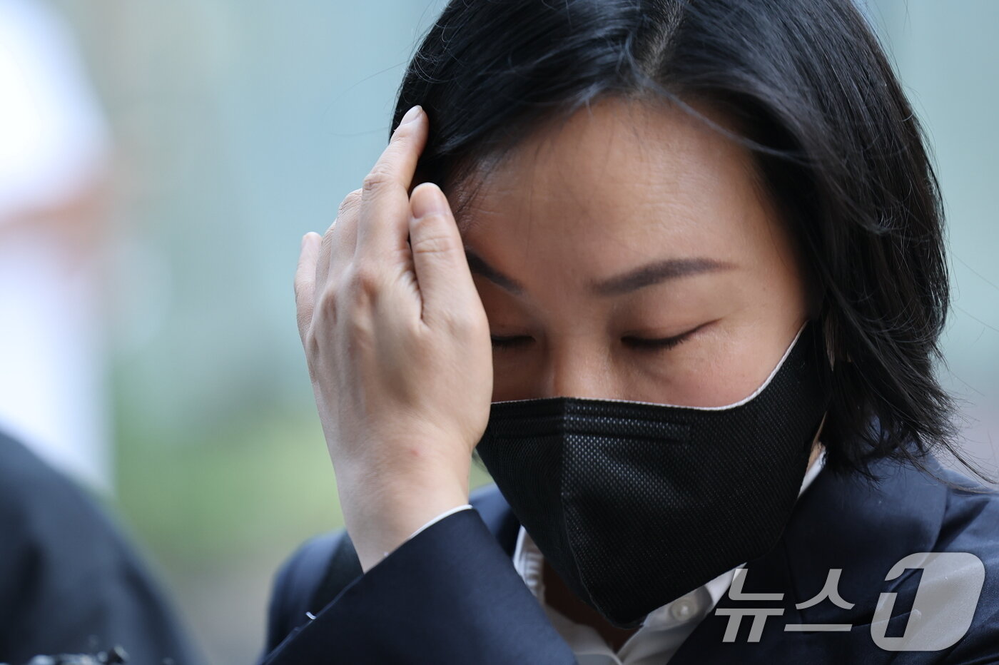 본문 이미지 - 김건희 여사의 &#39;문고리 3인방 중 한 명으로 지목된 유경옥 전 행정관이 25일 오전 서울 종로구에 마련된 김건희 특검팀&#40;특별검사 민중기&#41; 사무실로 조사를 받기 위해 출석하고 있다. 2025.7.25/뉴스1 ⓒ News1 이승배 기자