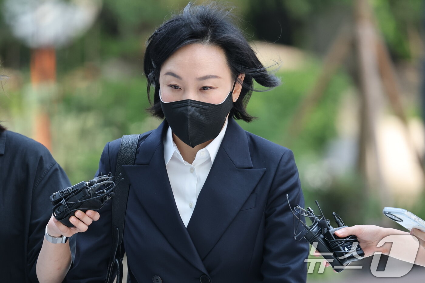 본문 이미지 - 김건희 여사의 &#39;문고리 3인방 중 한 명으로 지목된 유경옥 전 행정관이 25일 오전 서울 종로구에 마련된 김건희 특검팀&#40;특별검사 민중기&#41; 사무실로 조사를 받기 위해 출석하고 있다. 2025.7.25/뉴스1 ⓒ News1 이승배 기자