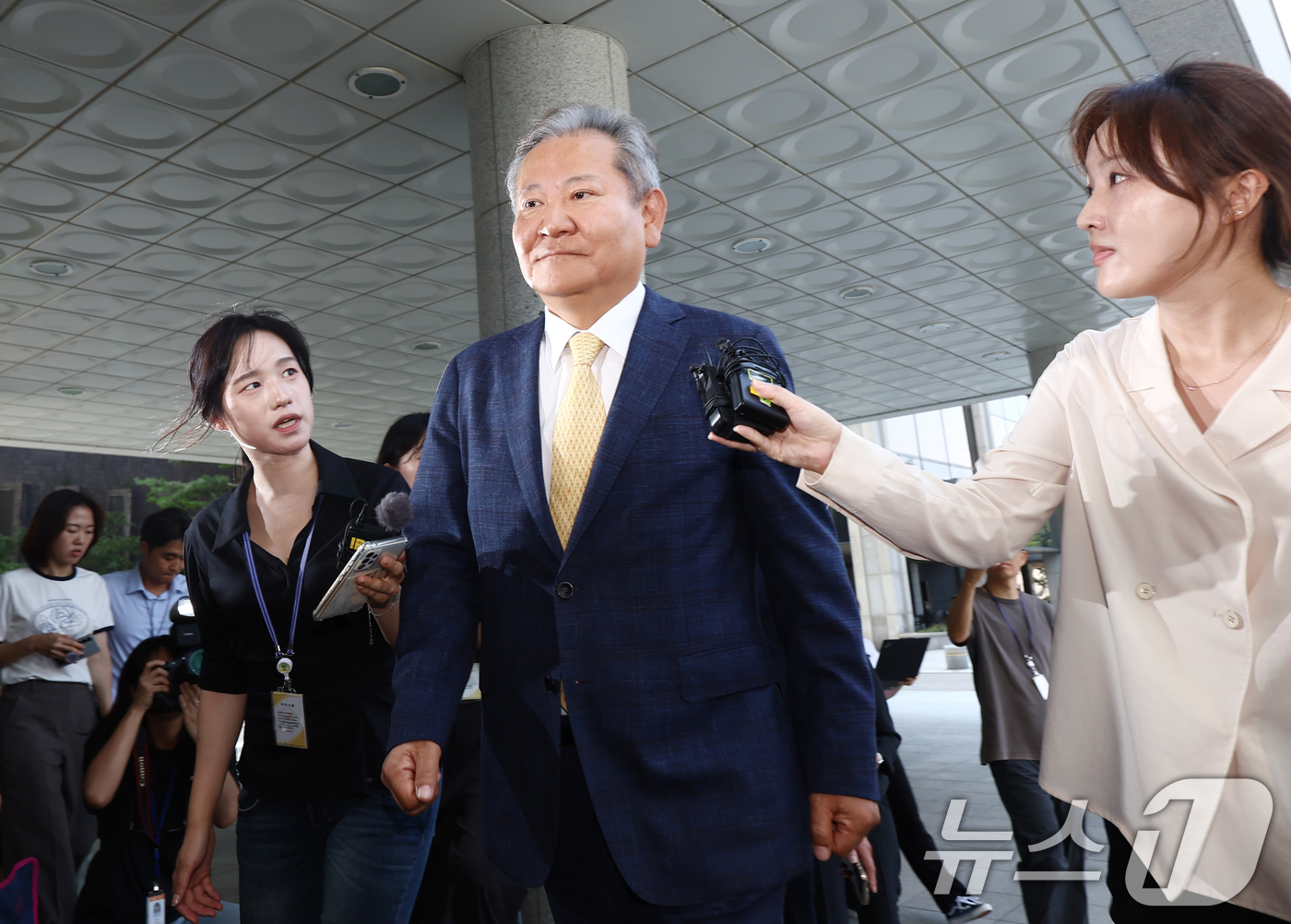 (서울=뉴스1) 김민지 기자 = 이상민 전 행정안전부 장관이 25일 오전 서울 서초구 서울고등검찰청에 마련된 내란 특검 사무실에서 '언론사 단전·단수 의혹' 관련 피의자 조사를 받 …