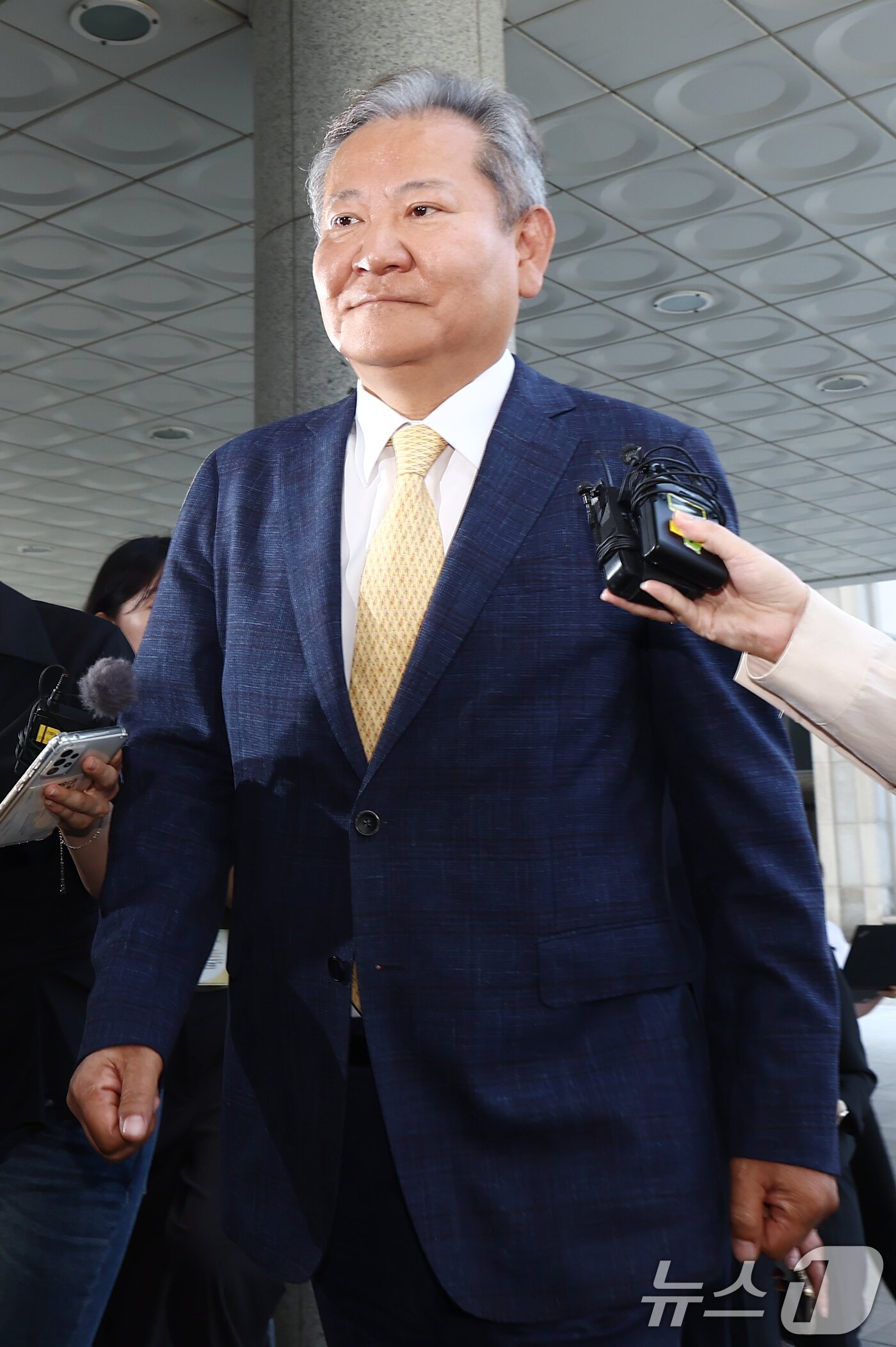 본문 이미지 - 이상민 행정안전부 장관이 25일 오전 서울 서초구 서울고등검찰청에 마련된 내란 특검 사무실에서 &#39;언론사 단전·단수 의혹&#39; 관련 피의자 조사를 받기 위해 출석하고 있다. 2025.7.25/뉴스1 ⓒ News1 김민지 기자