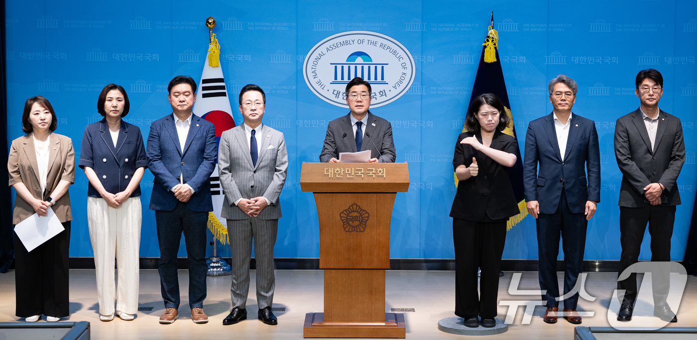 (서울=뉴스1) 유승관 기자 = 박찬대 더불어민주당 당대표 후보가 25일 서울 여의도 국회 소통관에서 기자회견을 열고 윤석열 전 대통령 내란 사태에서 '인간 방패' 역학을 한 국민 …