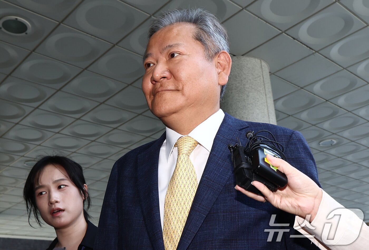 본문 이미지 - 이상민 행정안전부 장관이 25일 오전 서울 서초구 서울고등검찰청에 마련된 내란 특검 사무실에서 &#39;언론사 단전·단수 의혹&#39; 관련 피의자 조사를 받기 위해 출석하고 있다. 2025.7.25/뉴스1 ⓒ News1 김민지 기자