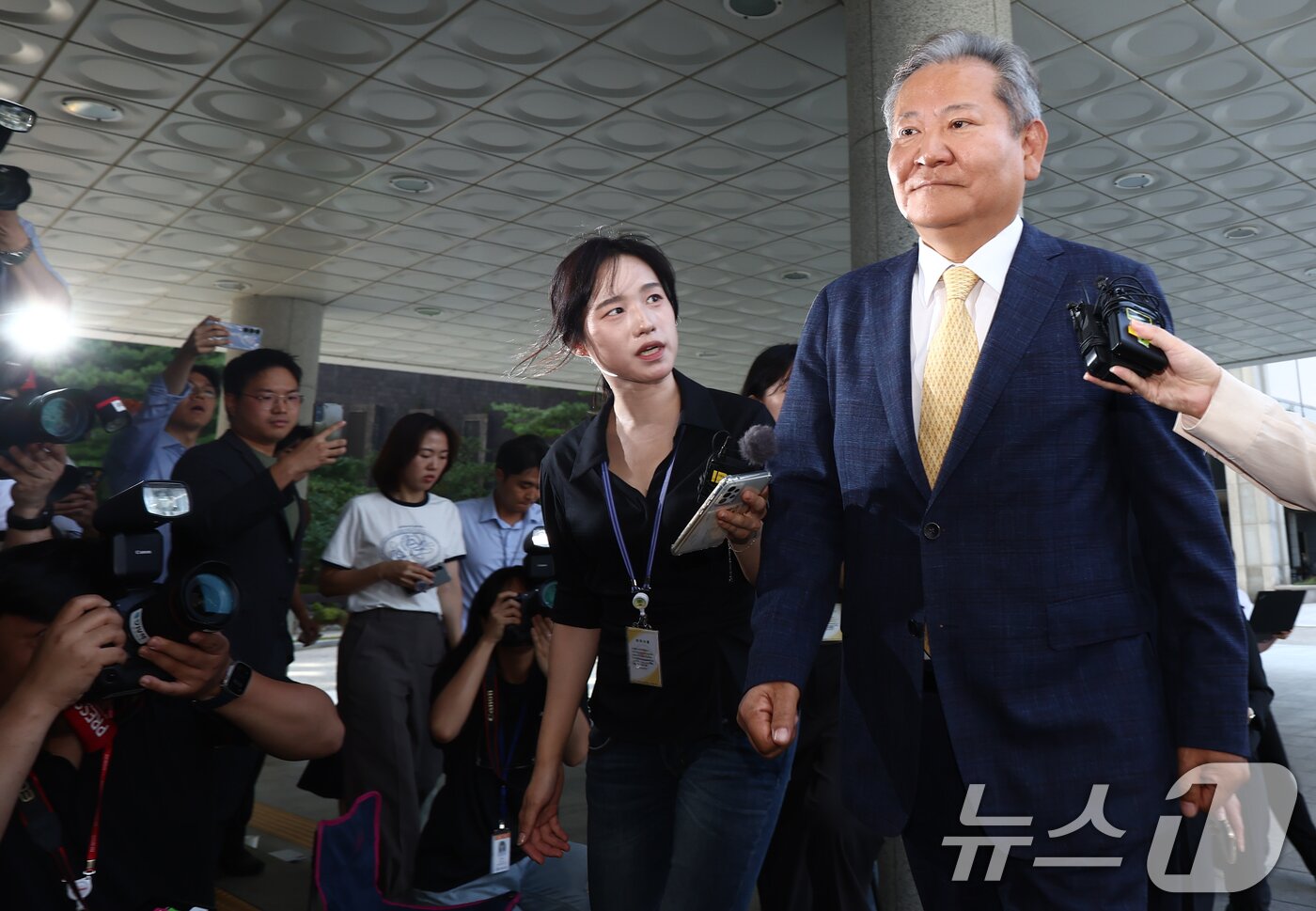 본문 이미지 - 이상민 행정안전부 장관이 25일 오전 서울 서초구 서울고등검찰청에 마련된 내란 특검 사무실에서 &#39;언론사 단전·단수 의혹&#39; 관련 피의자 조사를 받기 위해 출석하고 있다. 2025.7.25/뉴스1 ⓒ News1 김민지 기자