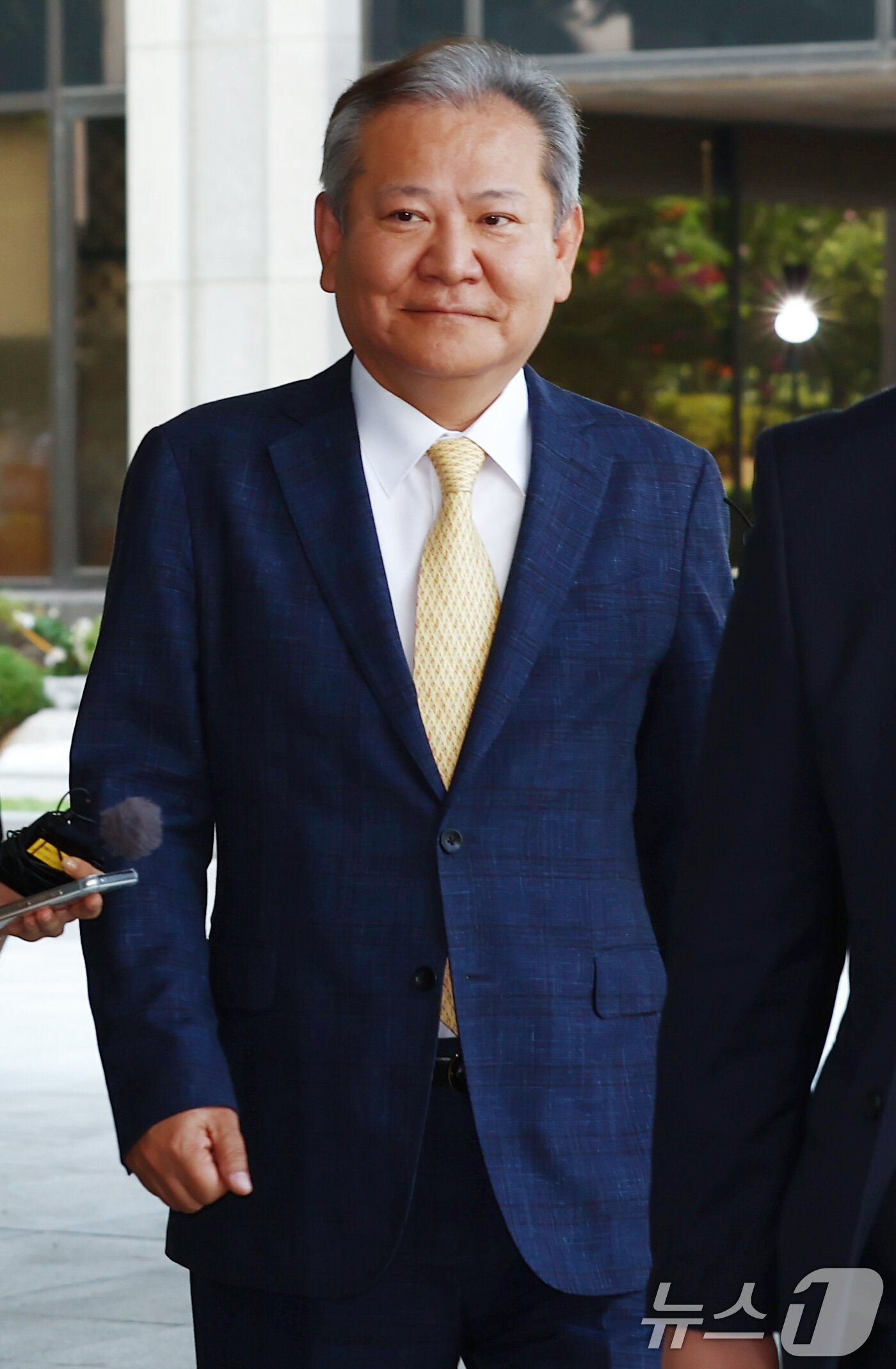 본문 이미지 - 이상민 행정안전부 장관이 25일 오전 서울 서초구 서울고등검찰청에 마련된 내란 특검 사무실에서 &#39;언론사 단전·단수 의혹&#39; 관련 피의자 조사를 받기 위해 출석하고 있다. 2025.7.25/뉴스1 ⓒ News1 김민지 기자