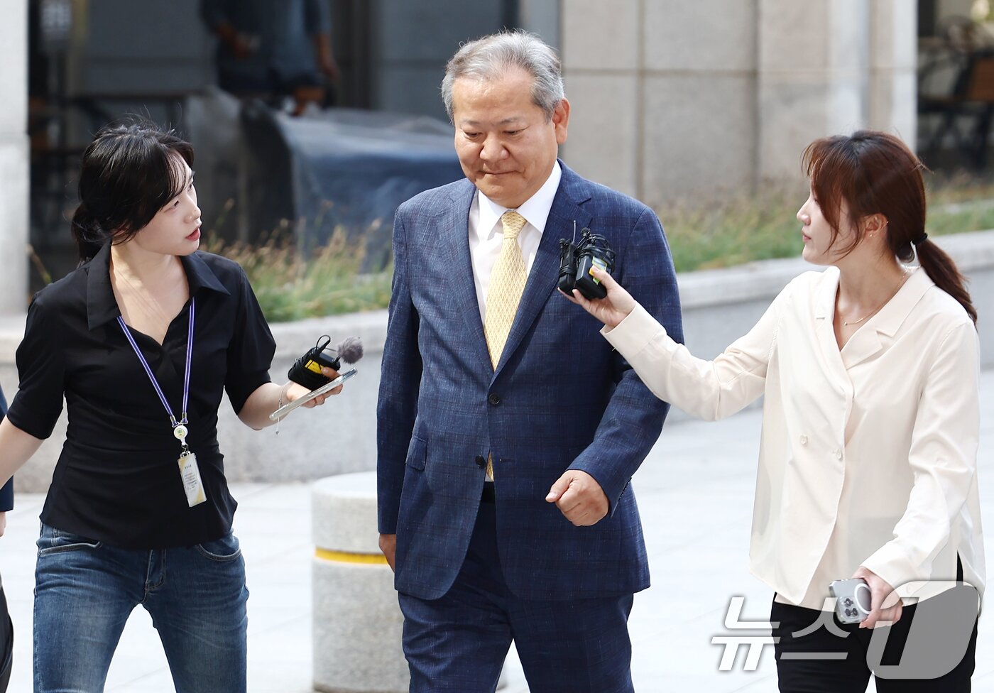 본문 이미지 - 이상민 행정안전부 장관이 25일 오전 서울 서초구 서울고등검찰청에 마련된 내란 특검 사무실에서 &#39;언론사 단전·단수 의혹&#39; 관련 피의자 조사를 받기 위해 출석하고 있다. 2025.7.25/뉴스1 ⓒ News1 김민지 기자