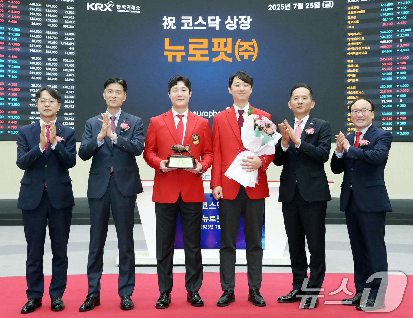 (서울=뉴스1) = 25일 서울 영등포구 한국거래소에서 열린 뉴로핏의 코스닥시장 상장기념식에서 김대영 한국IR협의회 부회장(왼쪽부터), 민경욱 한국거래소 코스닥시장본부장, 빈준길 …