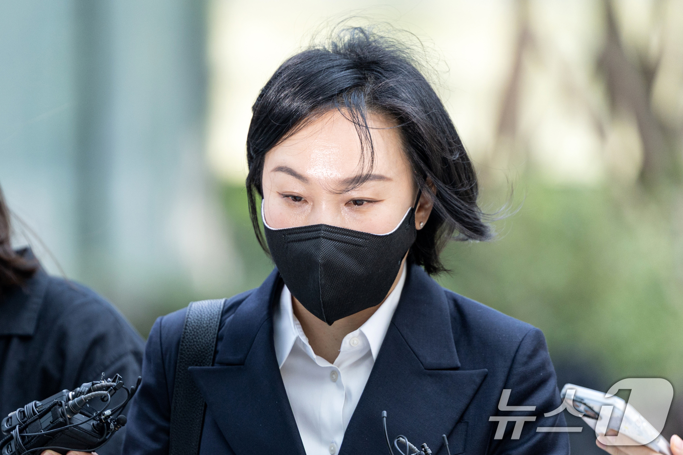 (서울=뉴스1) 이승배 기자 = 김건희 여사의 '문고리 3인방 중 한 명으로 지목된 유경옥 전 행정관이 25일 오전 서울 종로구에 마련된 김건희 특검팀(특별검사 민중기) 사무실로 …