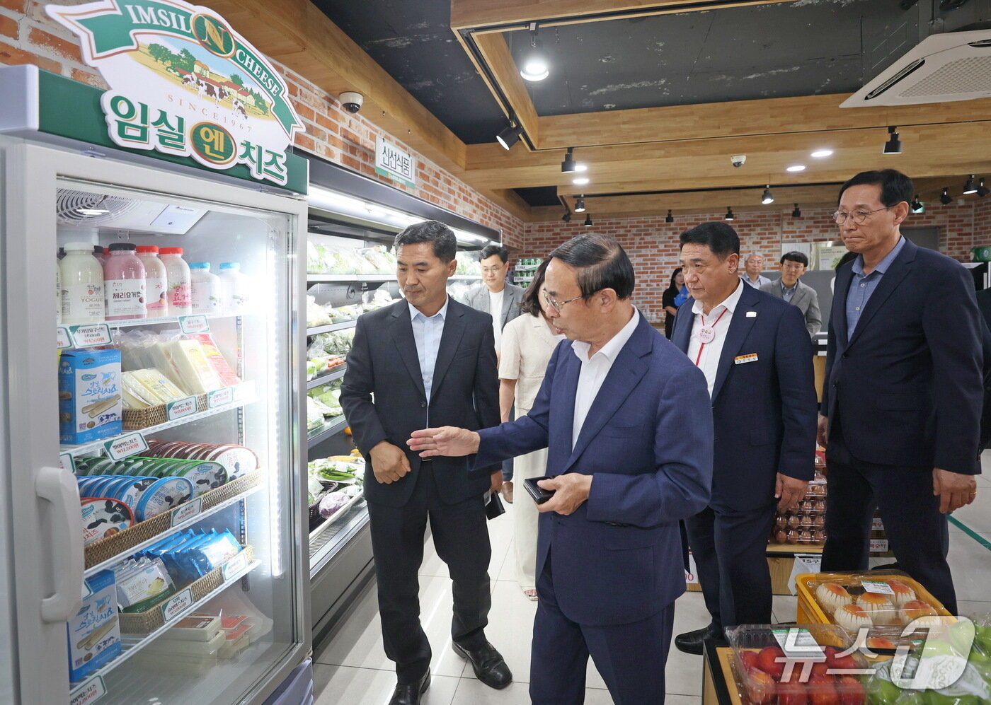 본문 이미지 - 심민 전북 임실군수가 충북 영동농협 역전지점 하나로마트 로컬푸드관을 찾아 임실N치즈 유제품의 정식 입점 판매 현장을 둘러보고 있다.&#40;임실군제공. 재판매 및 DB금지&#41;2025.7.25/뉴스1