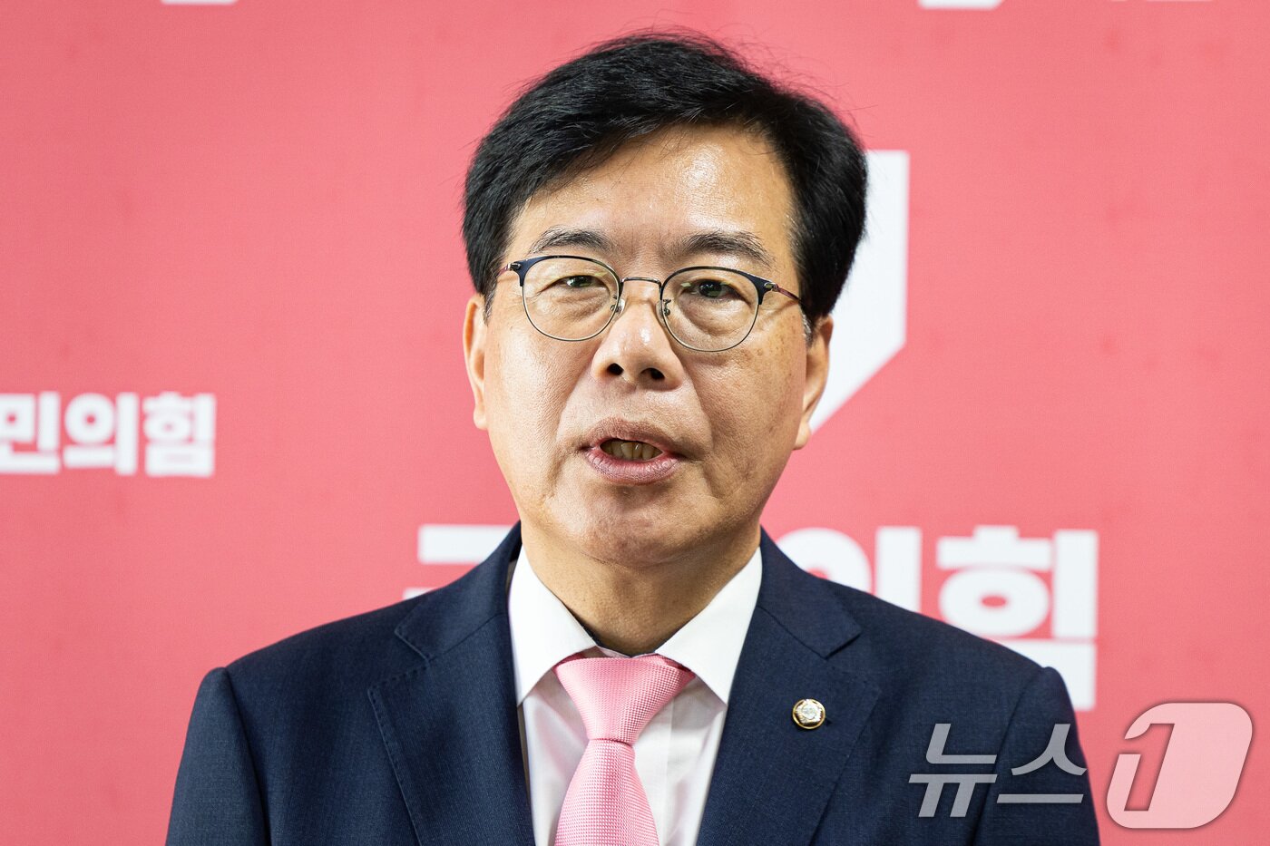 본문 이미지 - 송언석 국민의힘 비상대책위원장 겸 원내대표가 25일 서울 여의도 국회에서 김건희 특검의 김선교 의원실 압수수색 관련 브리핑을 하고 있다. 2025.7.25/뉴스1 ⓒ News1 유승관 기자