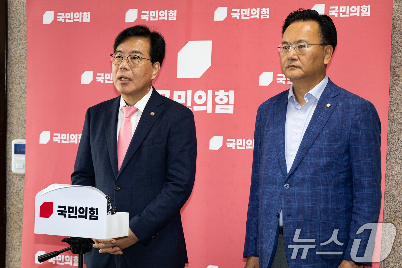 본문 이미지 - 송언석 국민의힘 비상대책위원장 겸 원내대표가 25일 서울 여의도 국회에서 김건희 특검의 김선교 의원실 압수수색 관련 브리핑을 하고 있다. 오른쪽은 유상범 원내수석부대표. 2025.7.25/뉴스1 ⓒ News1 유승관 기자