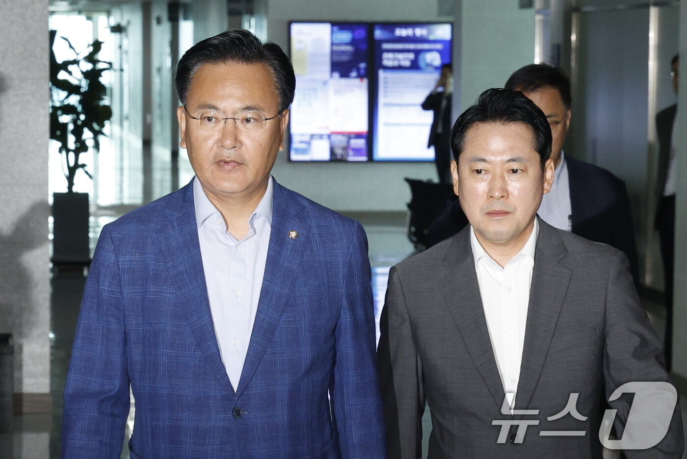 본문 이미지 - 김건희 여사의 각종 의혹을 수사하는 민중기 특별검사팀이 &#39;양평 고속도로 특혜 의혹&#39; 관련 김선교 국민의힘 의원실 압수수색에 나선 25일 서울 여의도 국회의원회관 김 의원실에 유상범 원내수석, 장동혁 의원이 들어가고 있다. 2025.7.25/뉴스1 ⓒ News1 안은나 기자