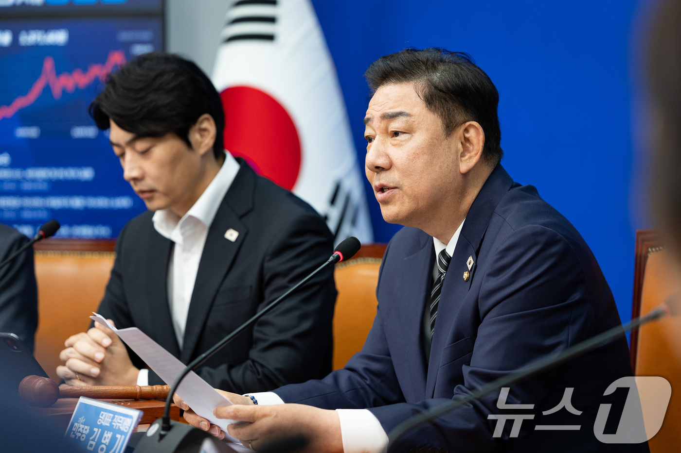 (서울=뉴스1) 유승관 기자 = 김병기 더불어민주당 당대표 직무대행 겸 원내대표가 25일 서울 여의도 국회에서 열린 최고위원회의에서 모두 발언을 하고 있다. 2025.7.25/뉴스 …