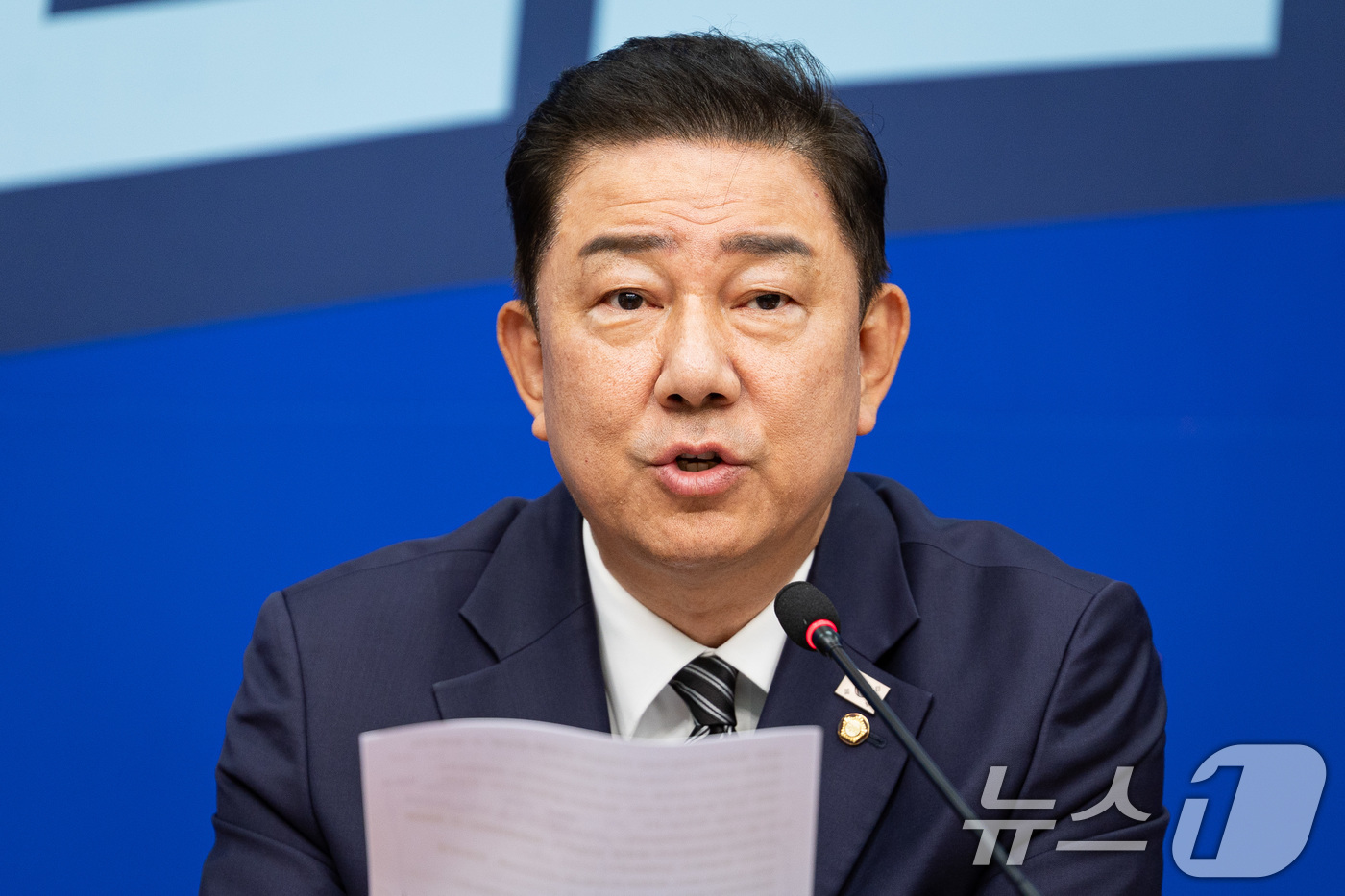 (서울=뉴스1) 유승관 기자 = 김병기 더불어민주당 당대표 직무대행 겸 원내대표가 25일 서울 여의도 국회에서 열린 최고위원회의에서 모두 발언을 하고 있다. 2025.7.25/뉴스 …