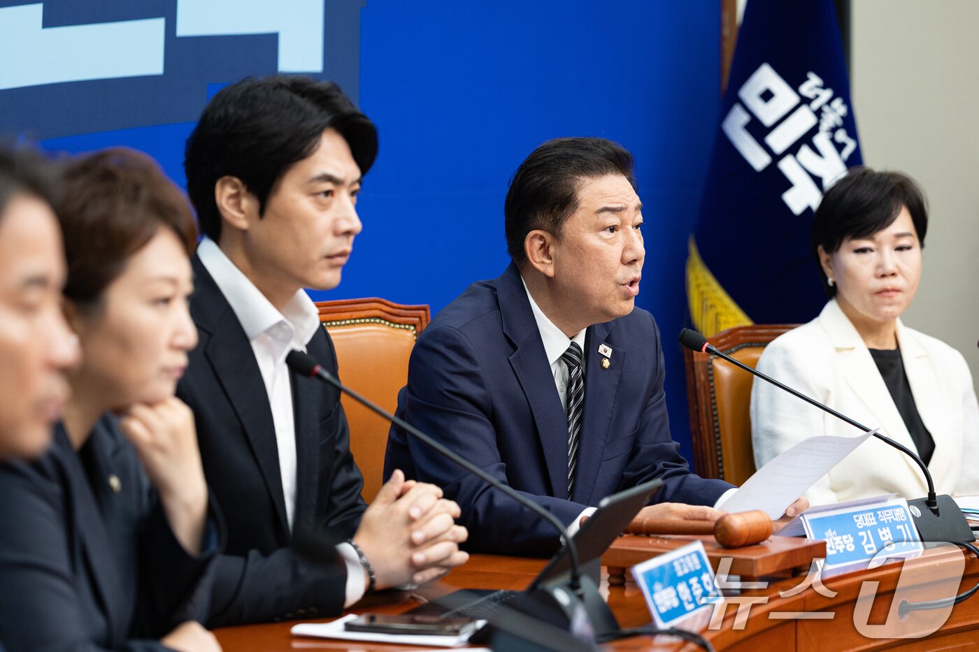 본문 이미지 - 김병기 더불어민주당 당대표 직무대행 겸 원내대표가 25일 서울 여의도 국회에서 열린 최고위원회의에서 모두 발언을 하고 있다. 2025.7.25/뉴스1 ⓒ News1 유승관 기자