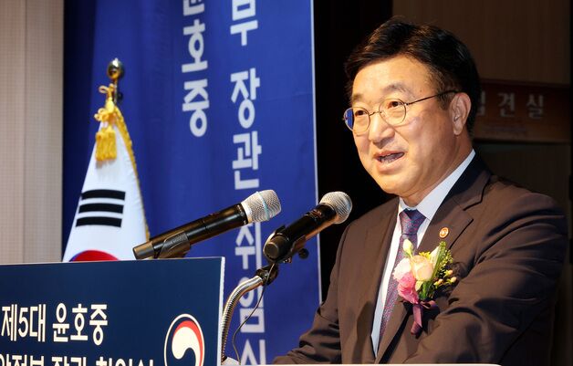 윤호중 장관, 이태원참사 현장·추모공간 찾아 유가족 위로