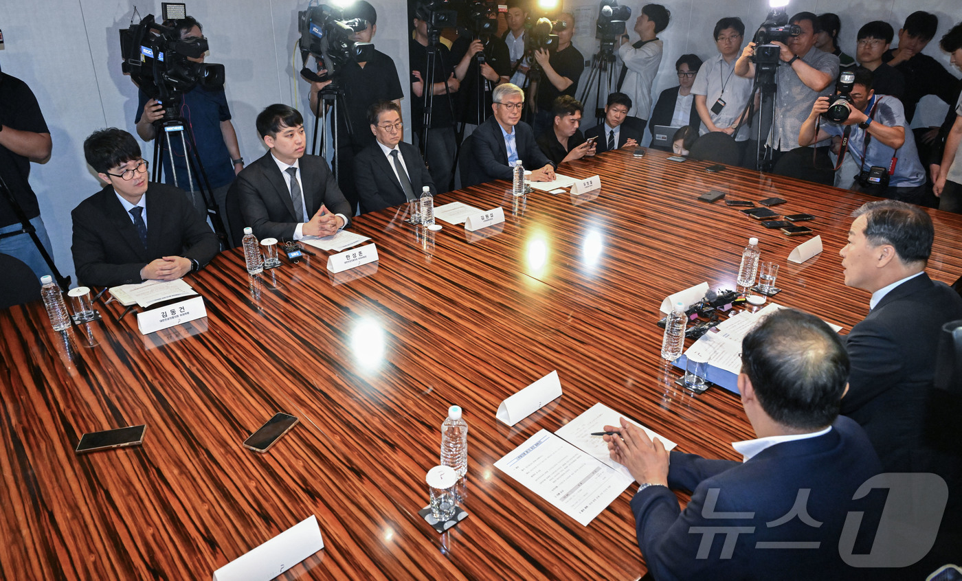 (서울=뉴스1) 오대일 기자 = 25일 오전 서울 중구 더플라자호텔에서 열린 수련협의체 제1차 회의에서 이형훈 보건복지부 제2차관이 모두발언을 하고 있다. (공동취재) 2025.7 …