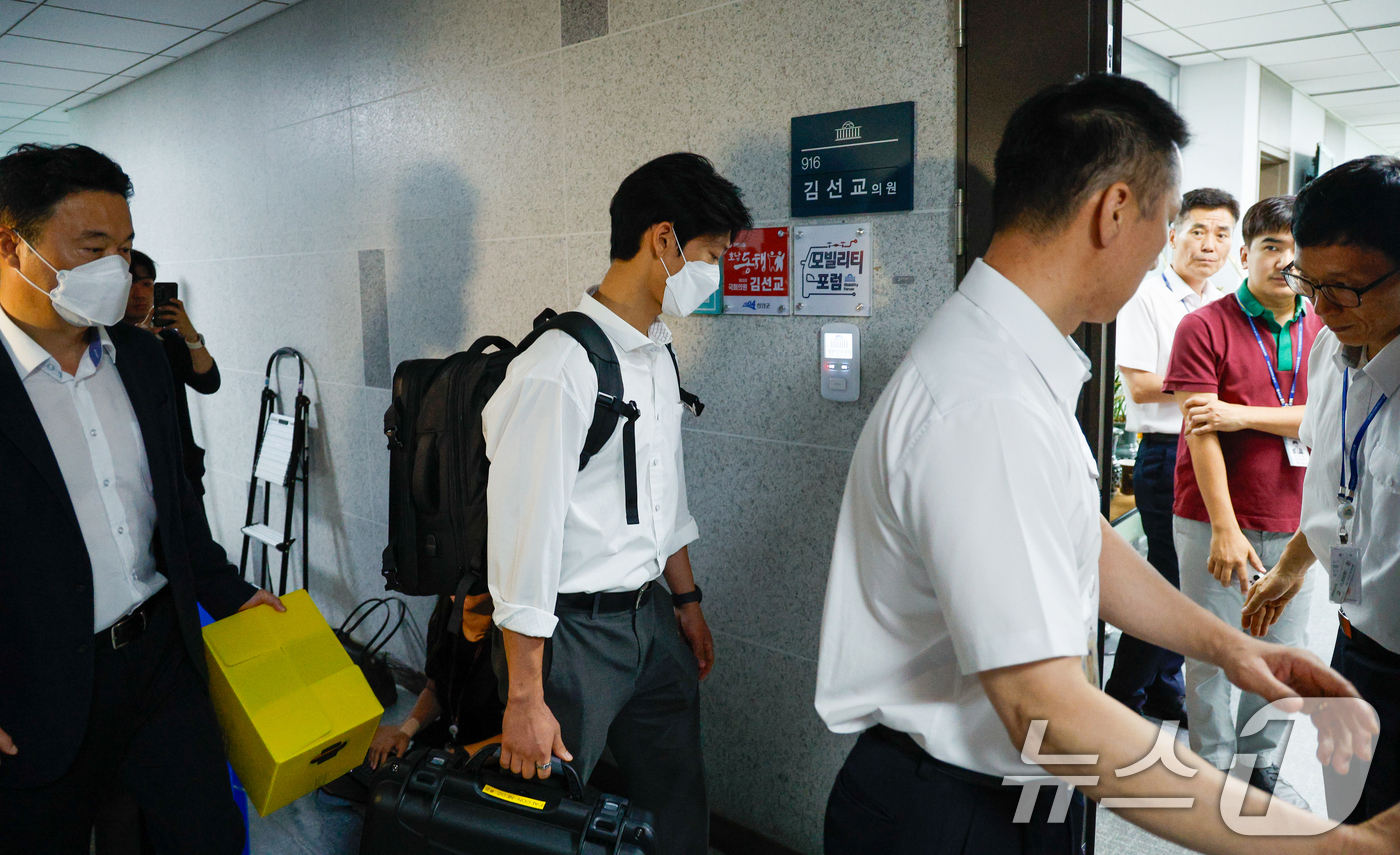 (서울=뉴스1) 안은나 기자 = 김건희 여사의 각종 의혹을 수사하는 민중기 특별검사팀이 '양평 고속도로 특혜 의혹' 관련 김선교 국민의힘 의원실 압수수색에 나선 25일 서울 여의도 …