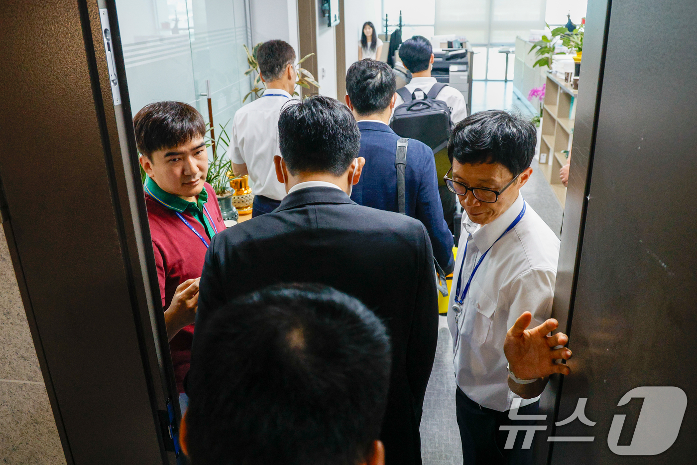 (서울=뉴스1) 안은나 기자 = 김건희 여사의 각종 의혹을 수사하는 민중기 특별검사팀이 '양평 고속도로 특혜 의혹' 관련 김선교 국민의힘 의원실 압수수색에 나선 25일 서울 여의도 …