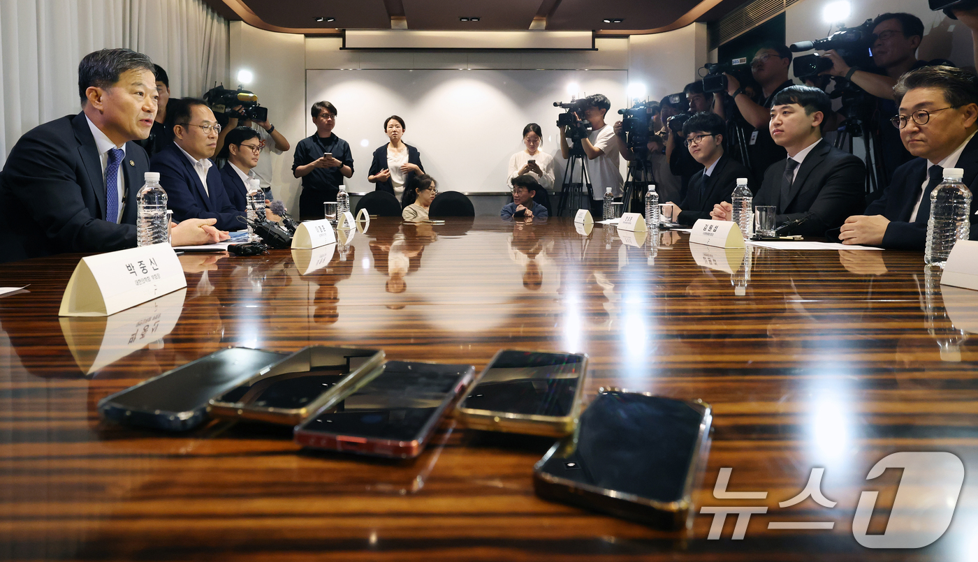 (서울=뉴스1) 오대일 기자 = 25일 오전 서울 중구 더플라자호텔에서 열린 수련협의체 제1차 회의에서 이형훈 보건복지부 2차관이 모두발언을 하고 있다. 2025.7.25/뉴스1