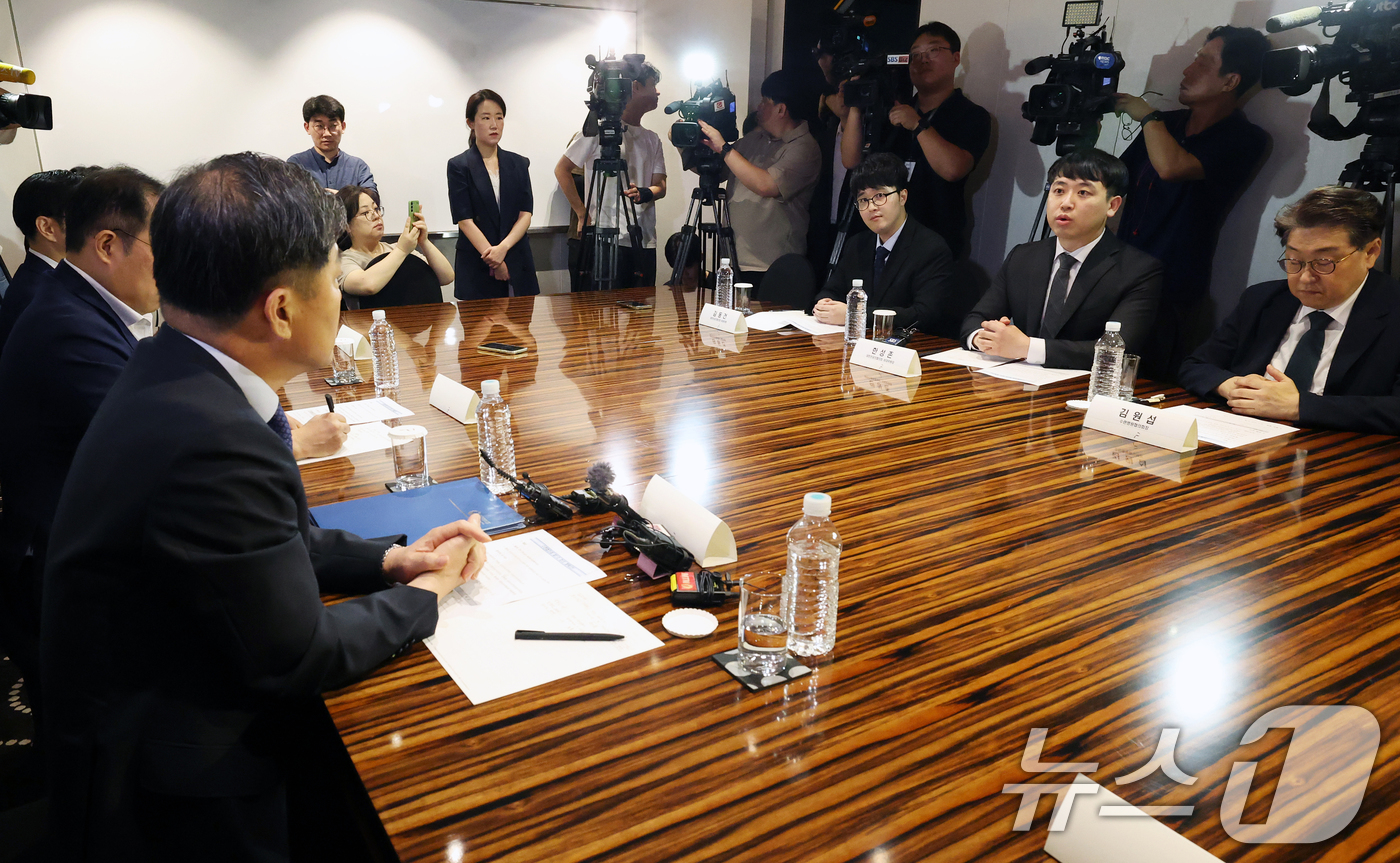 (서울=뉴스1) 오대일 기자 = 25일 오전 서울 중구 더플라자호텔에서 열린 수련협의체 제1차 회의에서 한성존 대한전공의협의회 비상대책위원장이 모두발언을 하고 있다. 2025.7. …