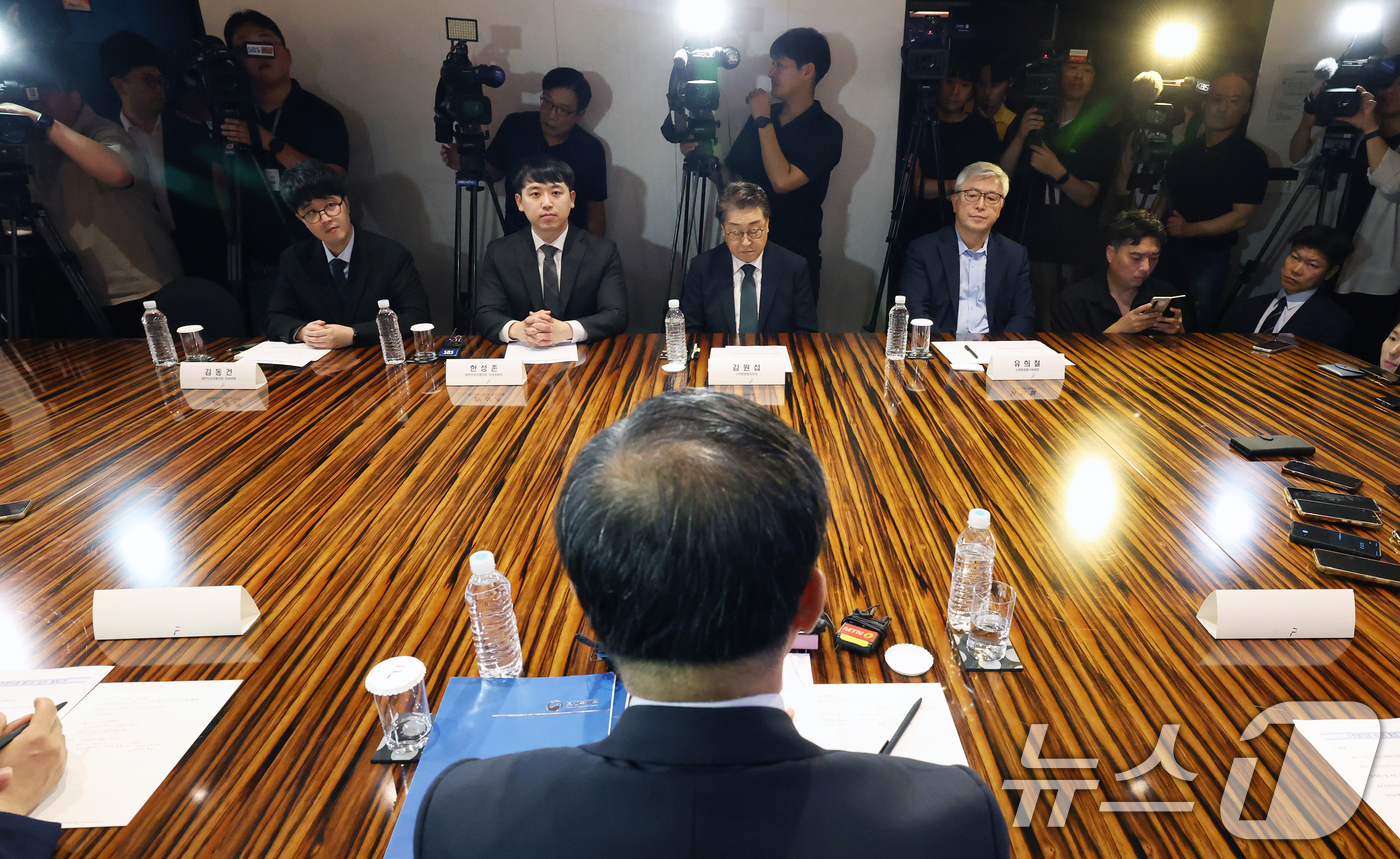 (서울=뉴스1) 오대일 기자 = 25일 오전 서울 중구 더플라자호텔에서 열린 수련협의체 제1차 회의에서 김원섭 수련병원협의회장(오른쪽 두번째)과 한성존 대한전공의협의회 비상대책위원 …