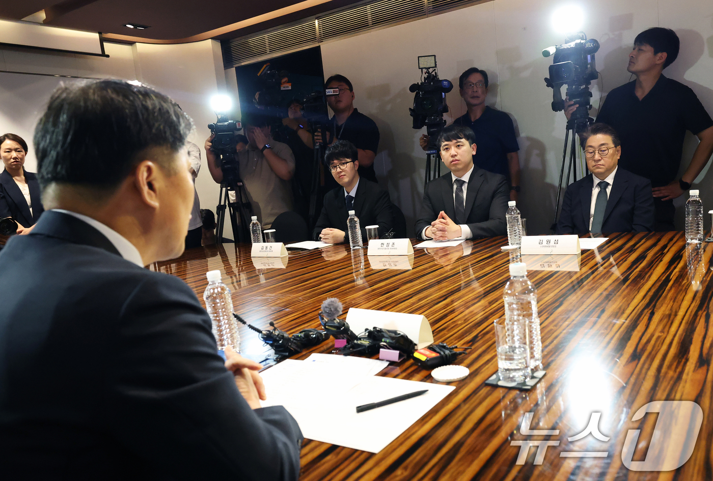 (서울=뉴스1) 오대일 기자 = 25일 오전 서울 중구 더플라자호텔에서 열린 수련협의체 제1차 회의에서 한성존 대한전공의협의회 비상대책위원장(오른쪽 두번째) 등 의료계 참석자들이 …
