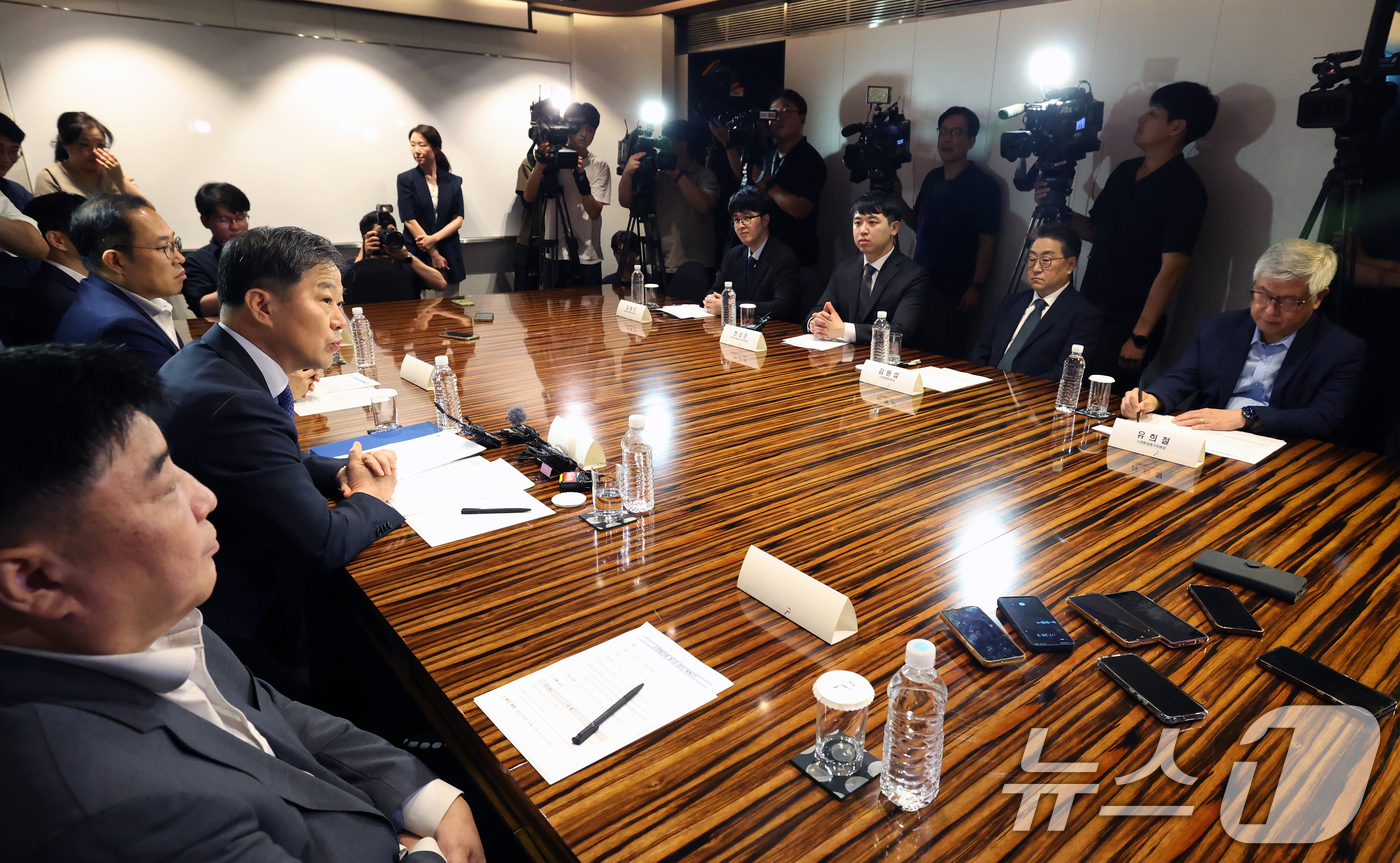 (서울=뉴스1) 오대일 기자 = 25일 오전 서울 중구 더플라자호텔에서 열린 수련협의체 제1차 회의에서 이형훈 보건복지부 제2차관이 모두발언을 하고 있다. 2025.7.25/뉴스1 …